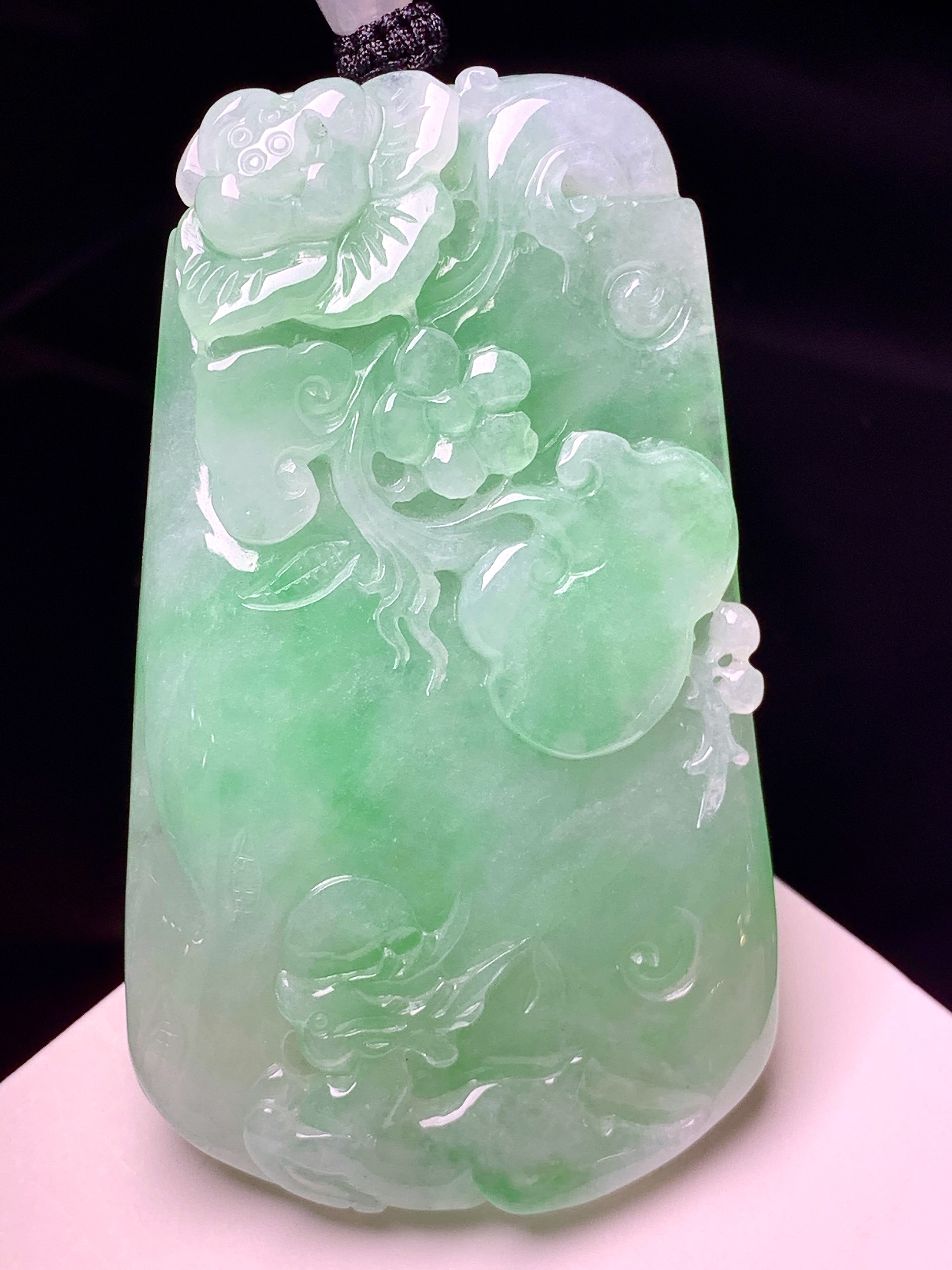 飘绿花开富贵牌吊坠 玉质细腻 色泽艳丽清新 整体尺寸59.2*34.5*7 a5
