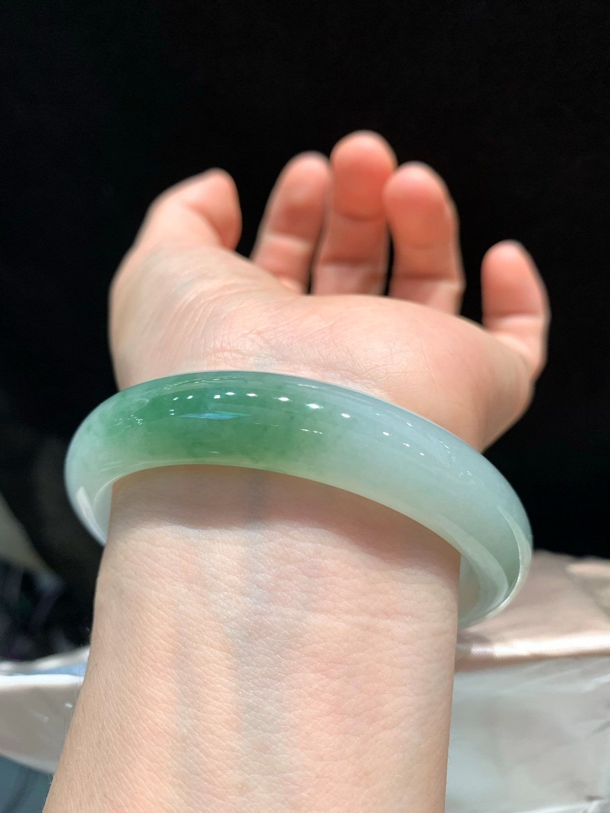 尺寸59.8/13.2/7.9，细糯手镯
水润细腻 清新甜美