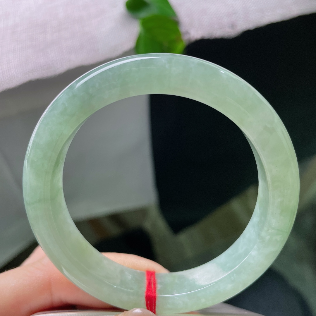 56.2/12.2/9.3，满圈浅豆绿正圈，色泽均匀淡雅，水头温润柔和，色调清爽不挑肤色，日常佩戴朴素耐看，尽显玉石温润内敛的质感。晶体棉。ss54975a