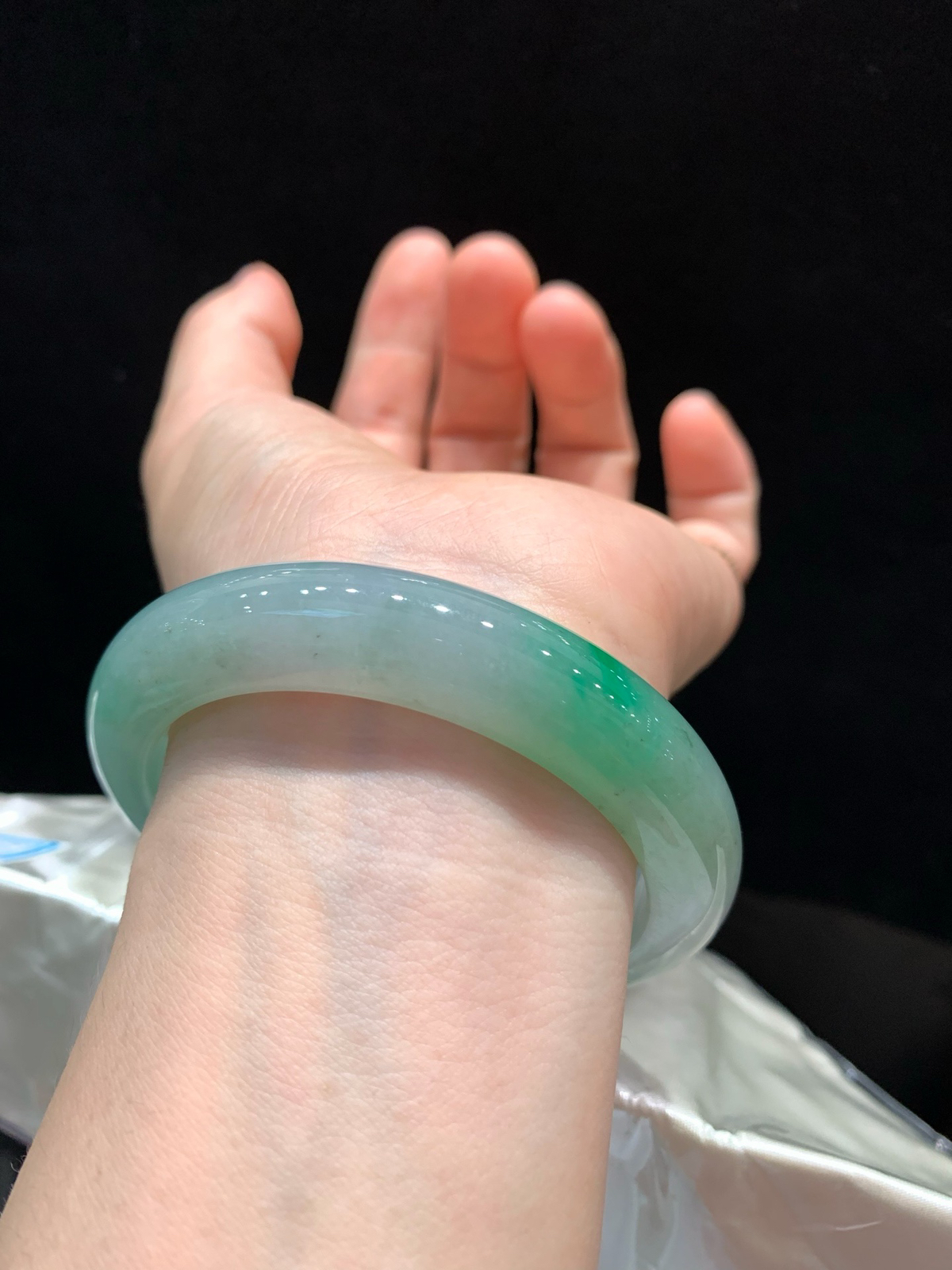 尺寸57/11.8/9.5 带色手镯
水润细腻 清新甜美