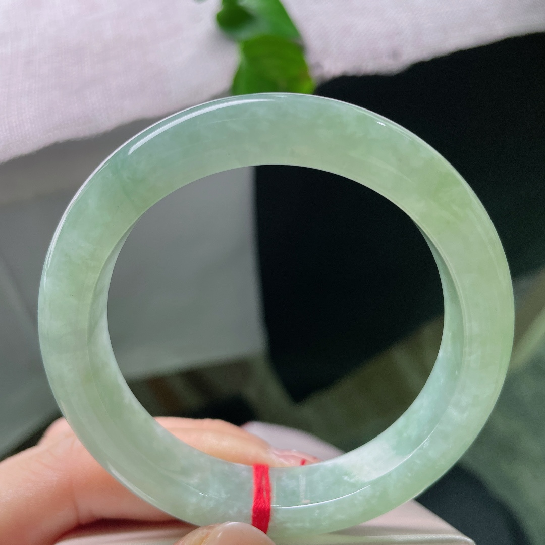 56.2/12.2/9.3，满圈浅豆绿正圈，色泽均匀淡雅，水头温润柔和，色调清爽不挑肤色，日常佩戴朴