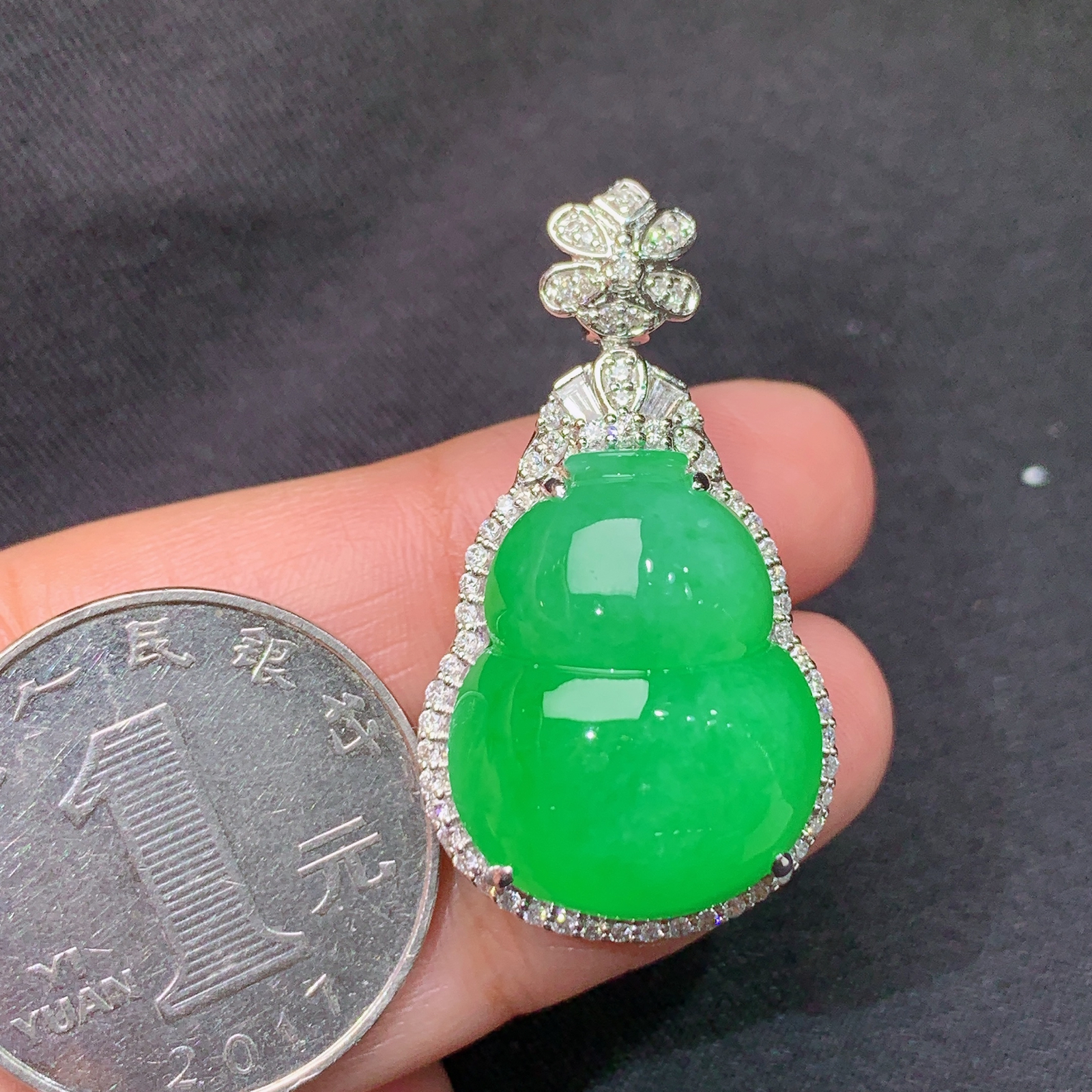 翠绿葫芦吊坠，18k金镶嵌，冰润色阳，玉质细腻，种水足，h6 尺寸35.5*19.6*12.7