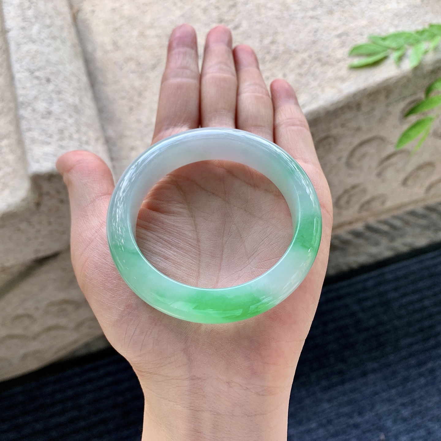 正圈 细糯飘辣阳绿，水润，种老，细腻，无裂