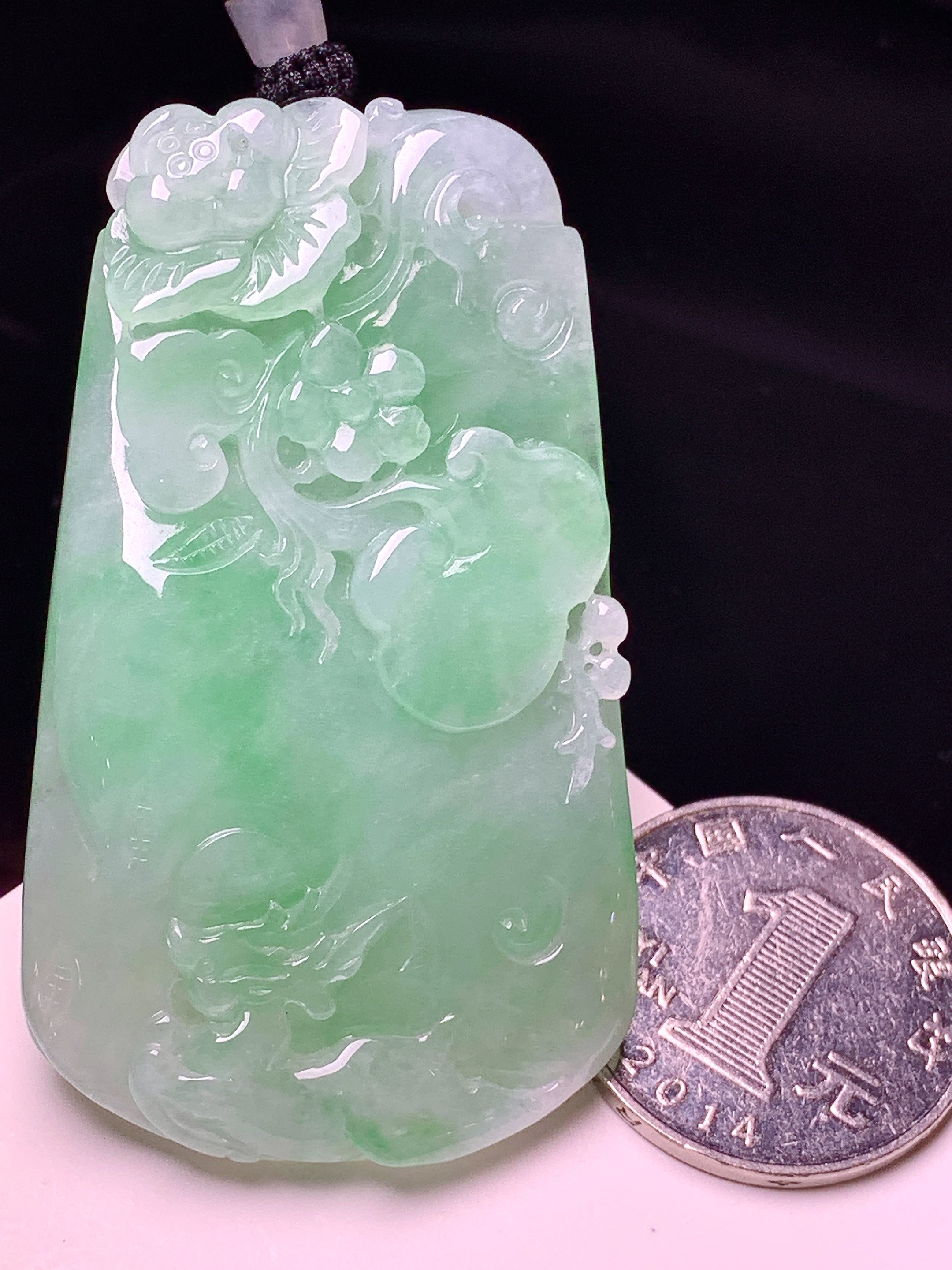 飘绿花开富贵牌吊坠 玉质细腻 色泽艳丽清新 整体尺寸59.2*34.5*7 a5