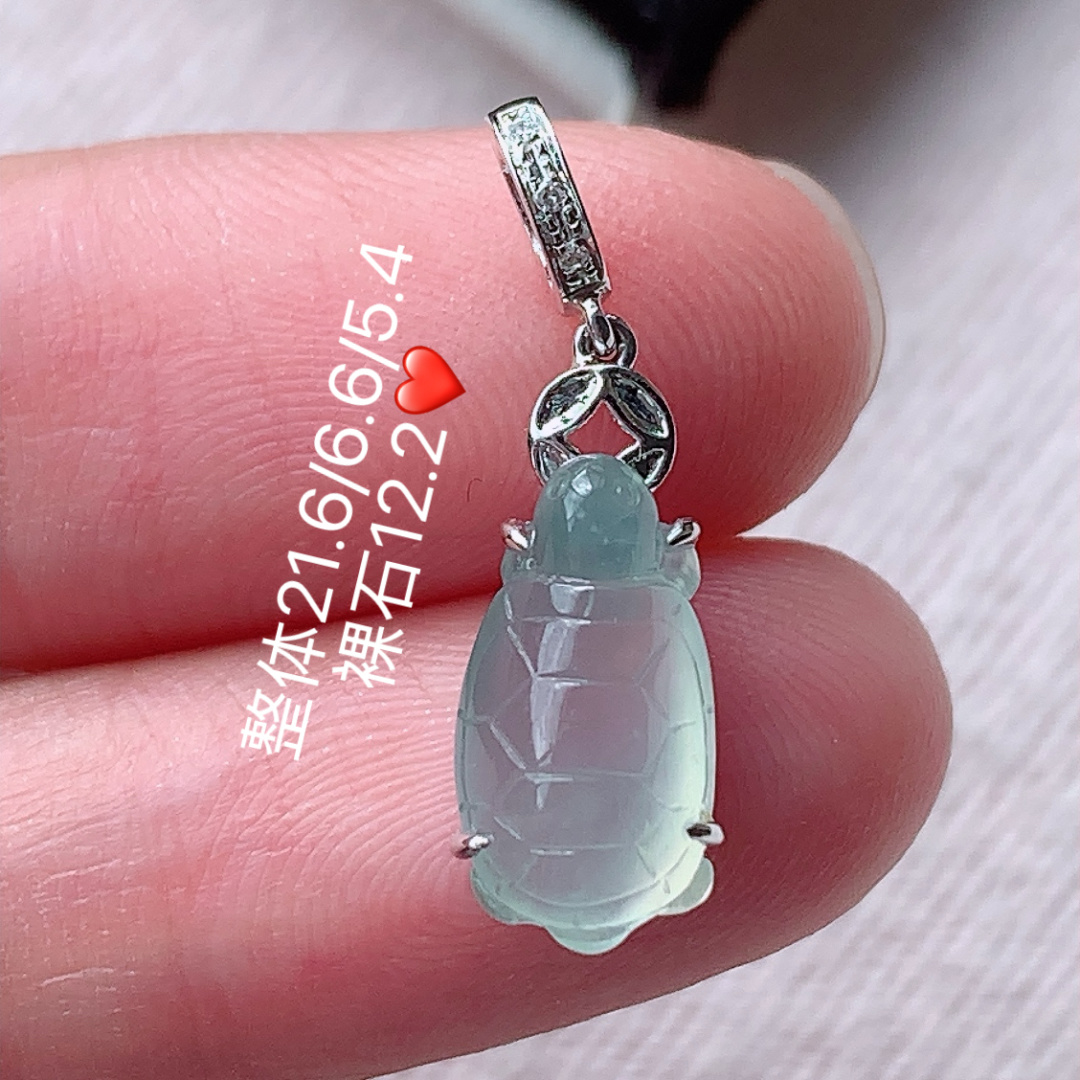 冰晴乌龟吊坠底子细腻莹润，佩戴简单大方，21.6-6.6-5.4