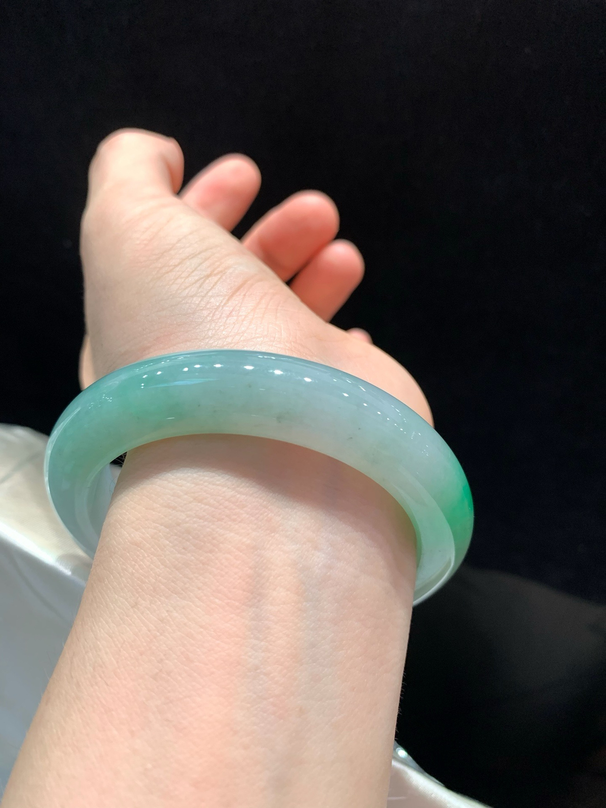 尺寸57/11.8/9.5 带色手镯
水润细腻 清新甜美