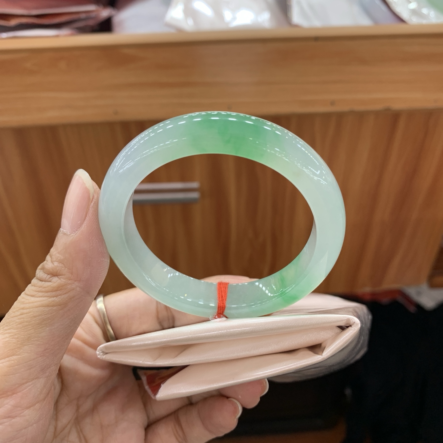 070239WJ 飘绿正圈翡翠手镯 51.2-11.3-8