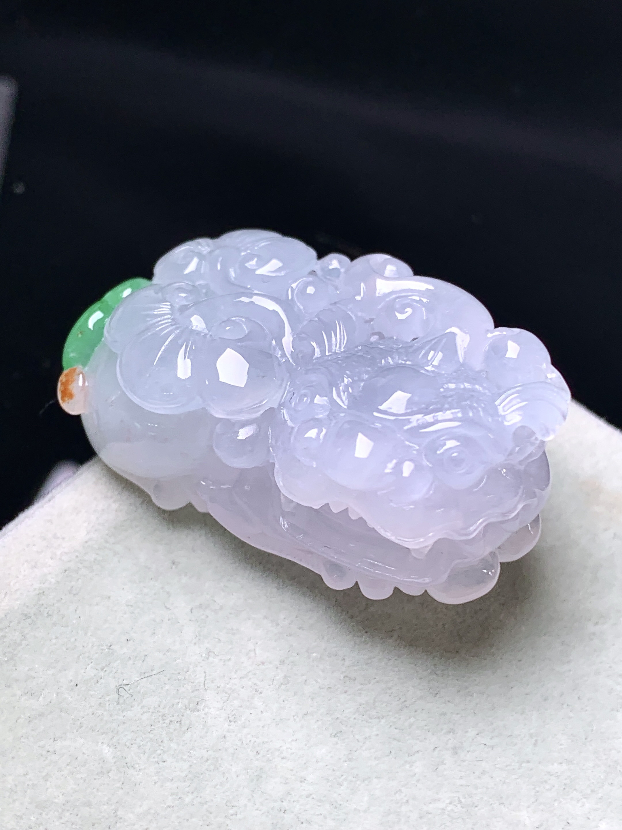 飘绿貔貅吊坠 玉质细腻 色泽艳丽清新 整体尺寸36.6*20.5*13 a5