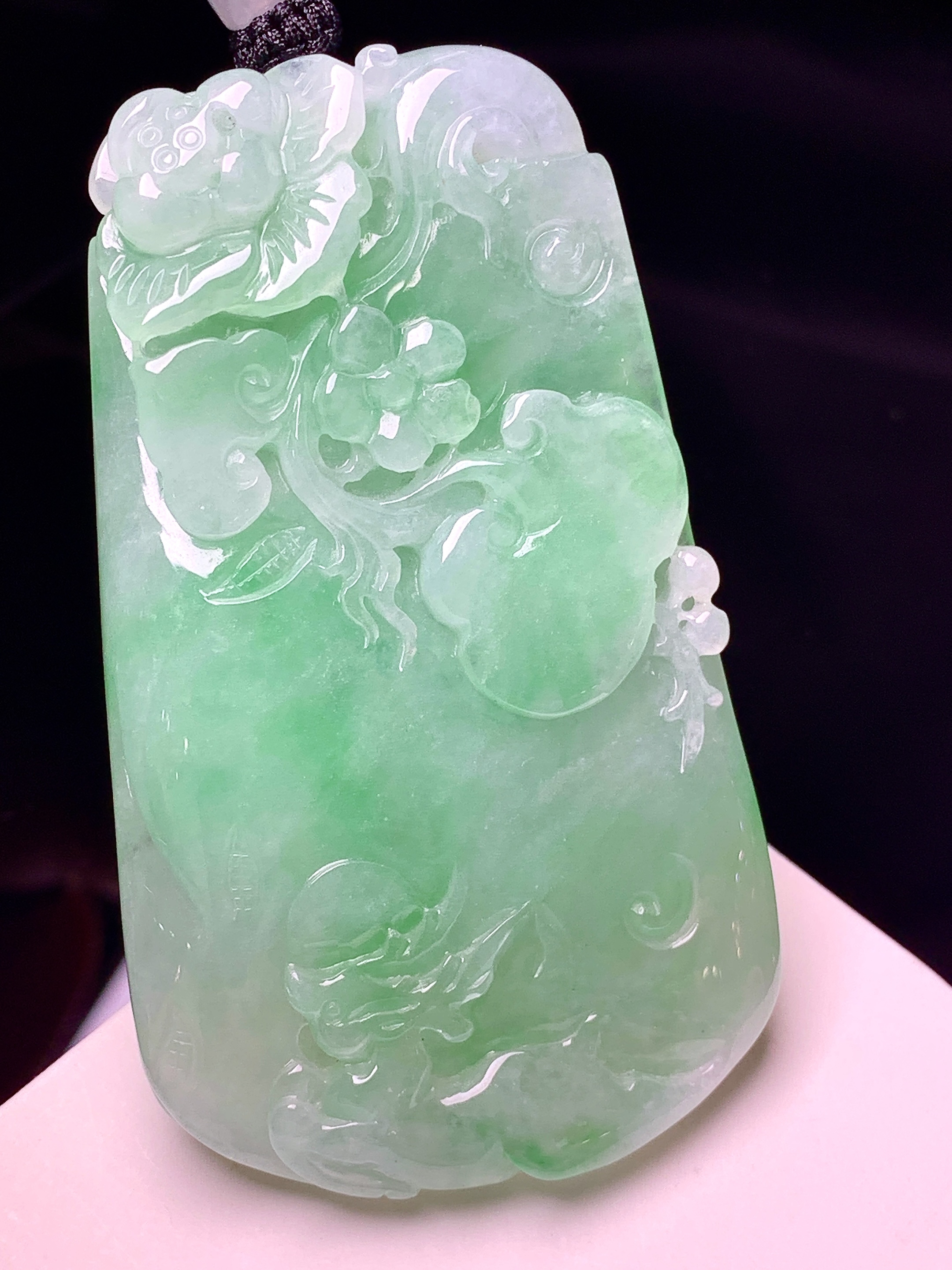 飘绿花开富贵牌吊坠 玉质细腻 色泽艳丽清新 整体尺寸59.2*34.5*7 a5