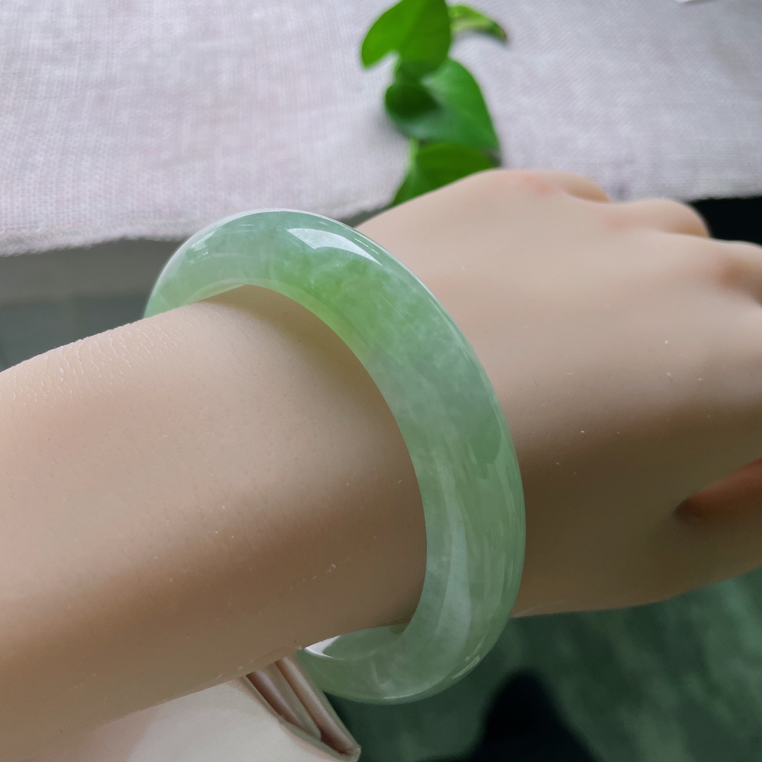 55.3/12.1/9.5，浅绿色正圈，晶体纹，浅翠如玉间藏新芽嫩色，温润鲜活盛满春日生机。ss54974a