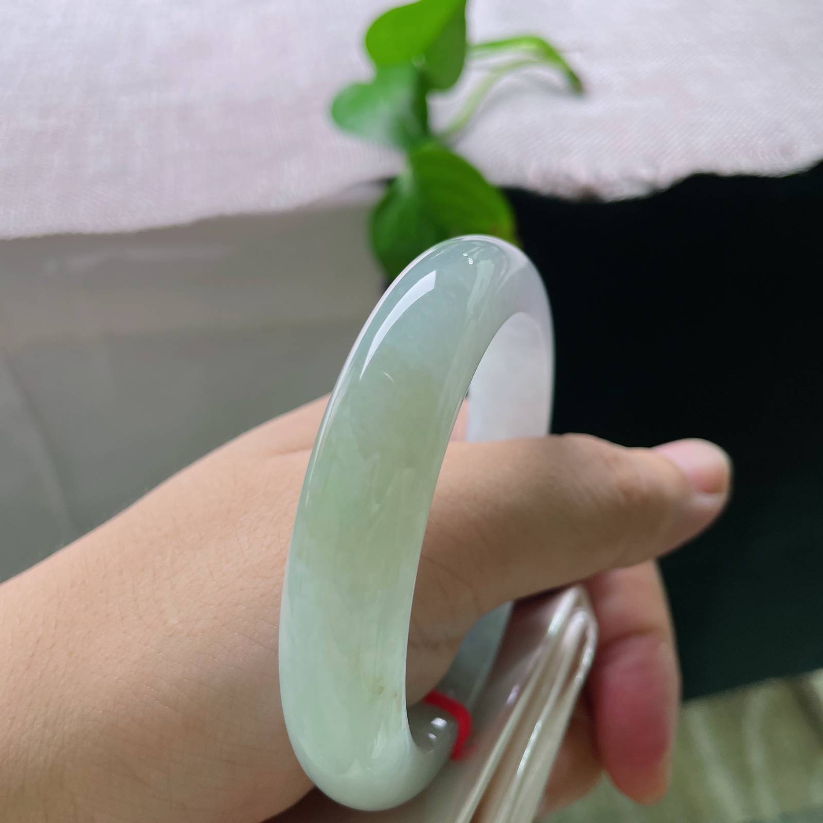54.7/12.3/9，淡绿底正圈，玉质细腻温润，仅侧边带一丝浅黄翡点缀，素净柔和的质感低调耐看，显温婉恬静的气质。完美！ss55330a