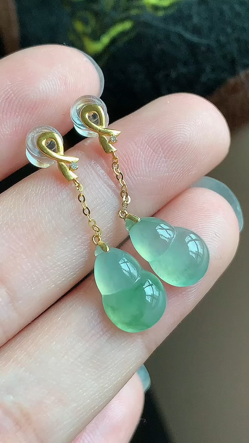 ️翡翠精品，葫芦耳环，冰种无裂，飘花18k金 尺寸13-85-42 aa73