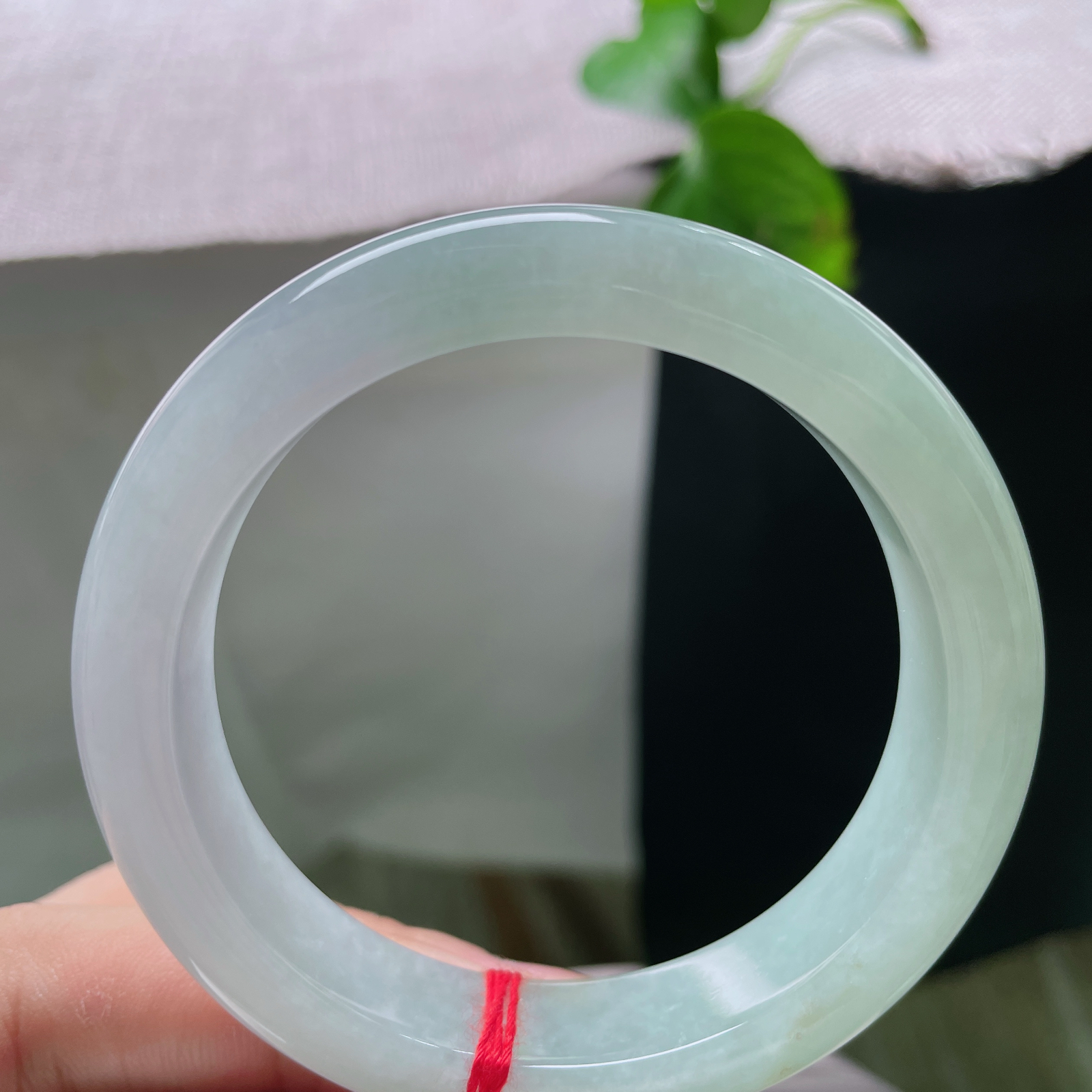 54.7/12.3/9，淡绿底正圈，玉质细腻温润，仅侧边带一丝浅黄翡点缀，素净柔和的质感低调耐看，显温婉恬静的气质。完美！ss55330a