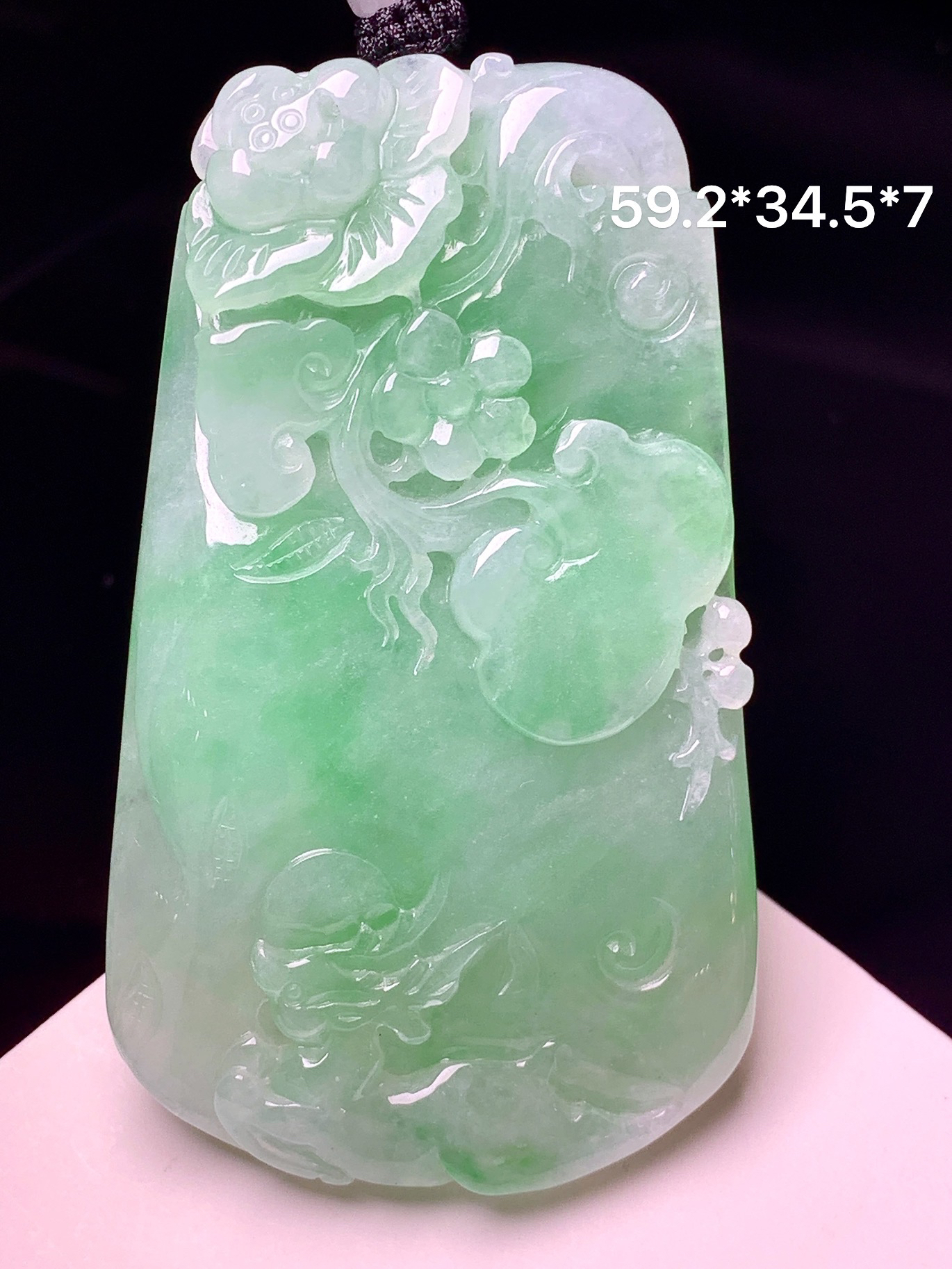 飘绿花开富贵牌吊坠 玉质细腻 色泽艳丽清新 整体尺寸59.2*34.5*7 a5
