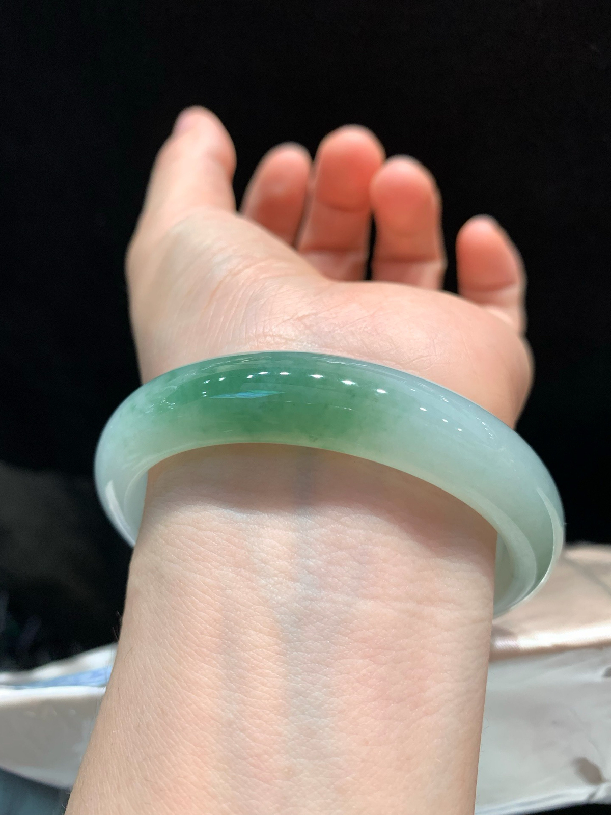 尺寸59.8/13.2/7.9，细糯手镯
水润细腻 清新甜美