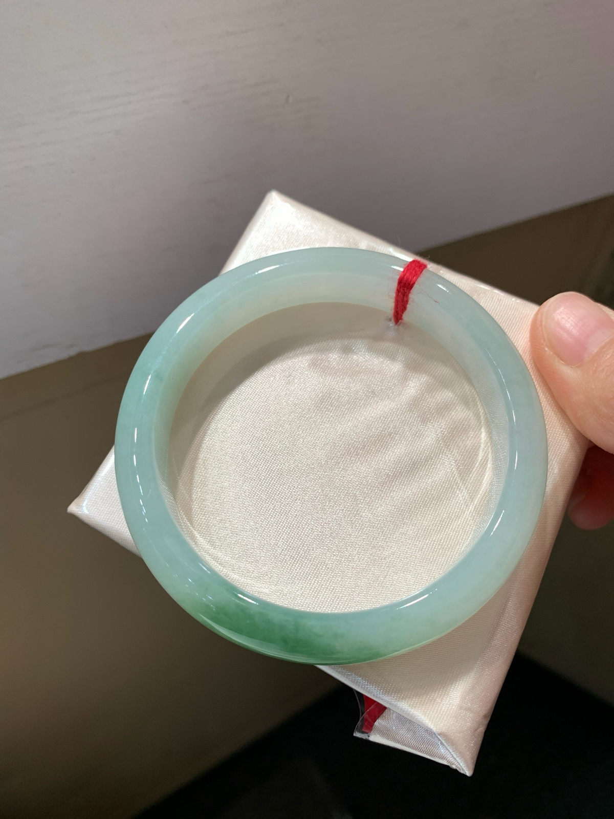 尺寸59.8/13.2/7.9，细糯手镯
水润细腻 清新甜美