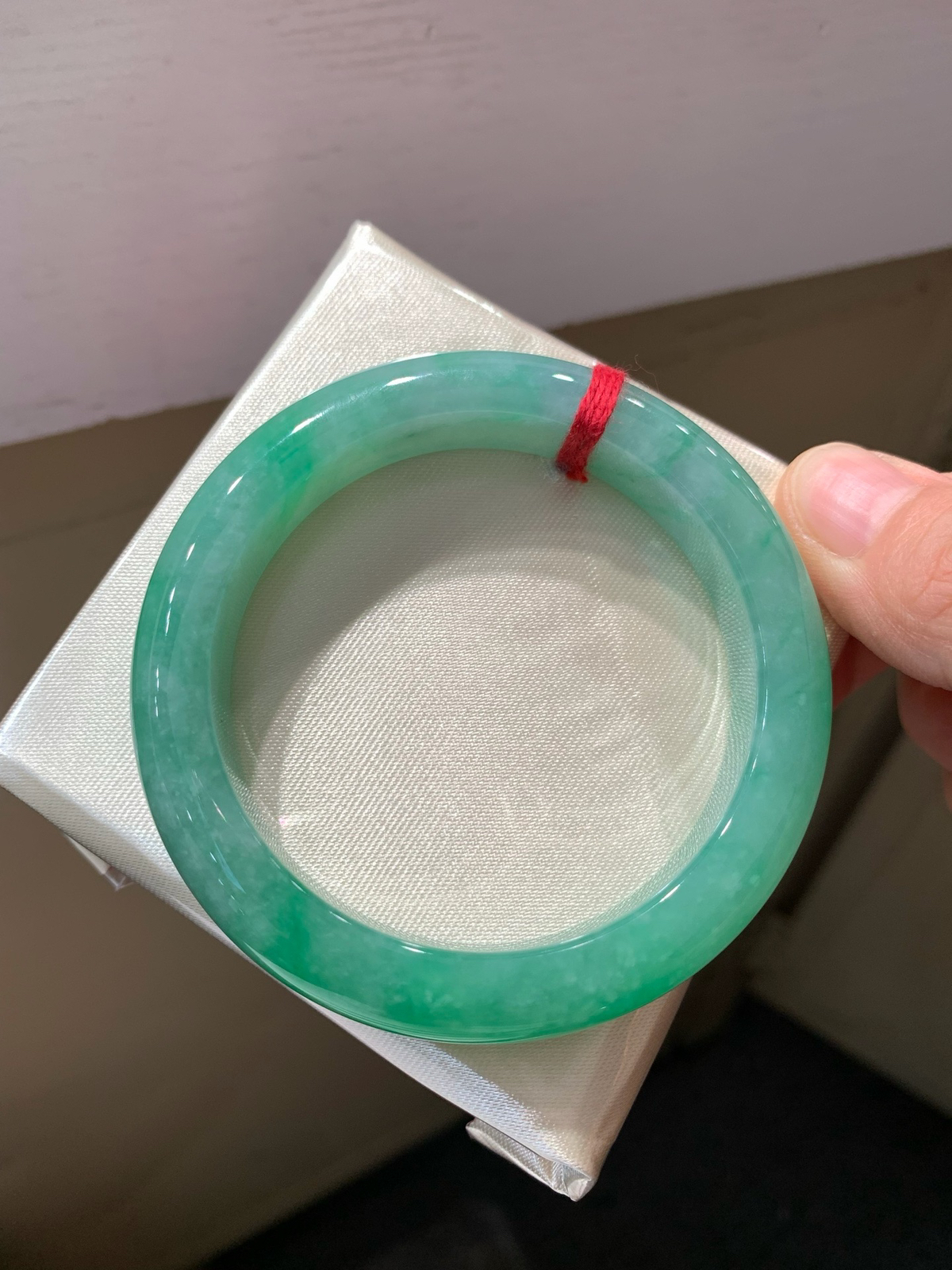 尺寸56.4/12.6/9.3，带色手镯
水润细腻 有种有色