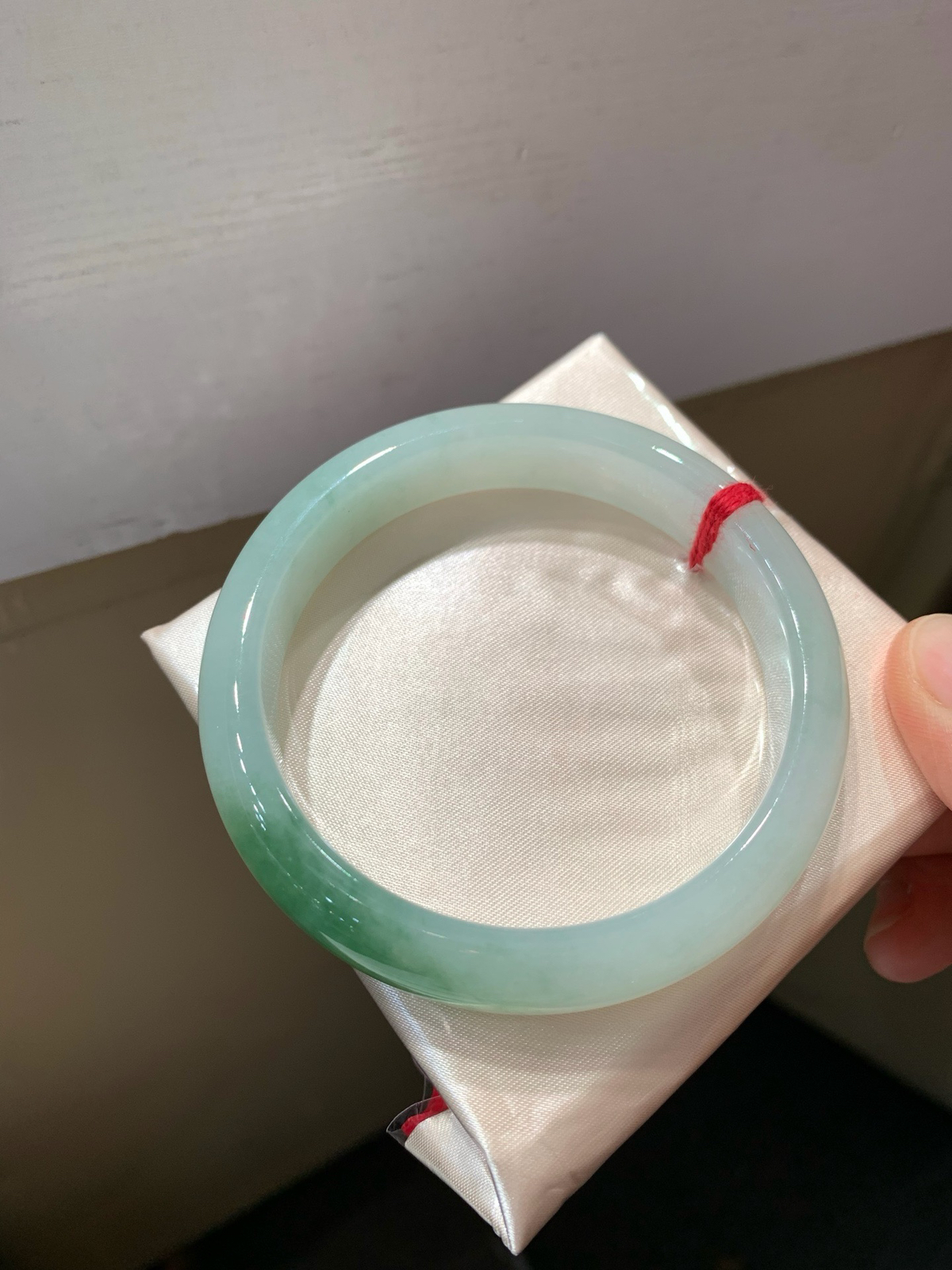 尺寸59.8/13.2/7.9，细糯手镯
水润细腻 清新甜美
