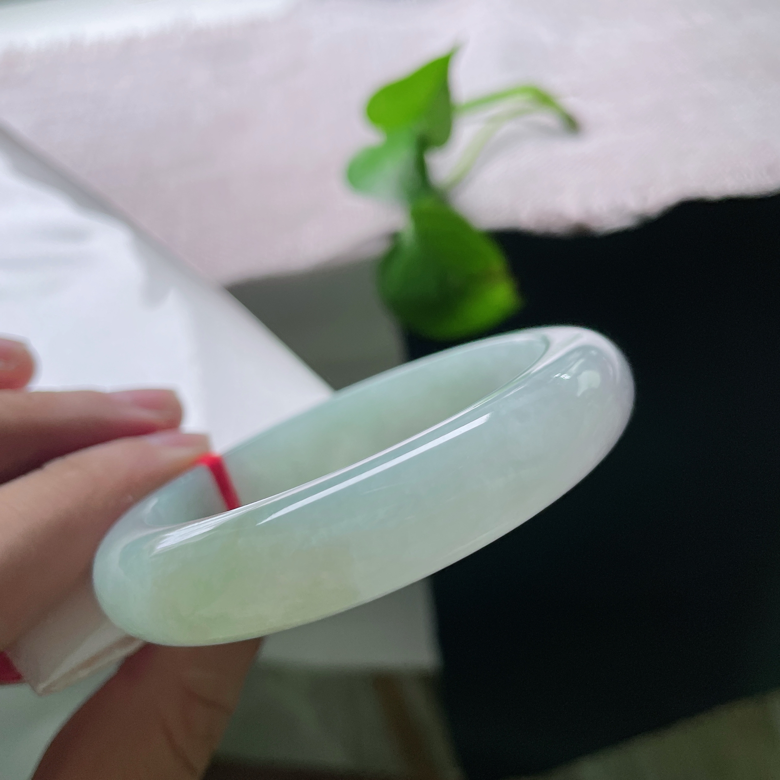 54.7/12.3/9，淡绿底正圈，玉质细腻温润，仅侧边带一丝浅黄翡点缀，素净柔和的质感低调耐看，显温婉恬静的气质。完美！ss55330a