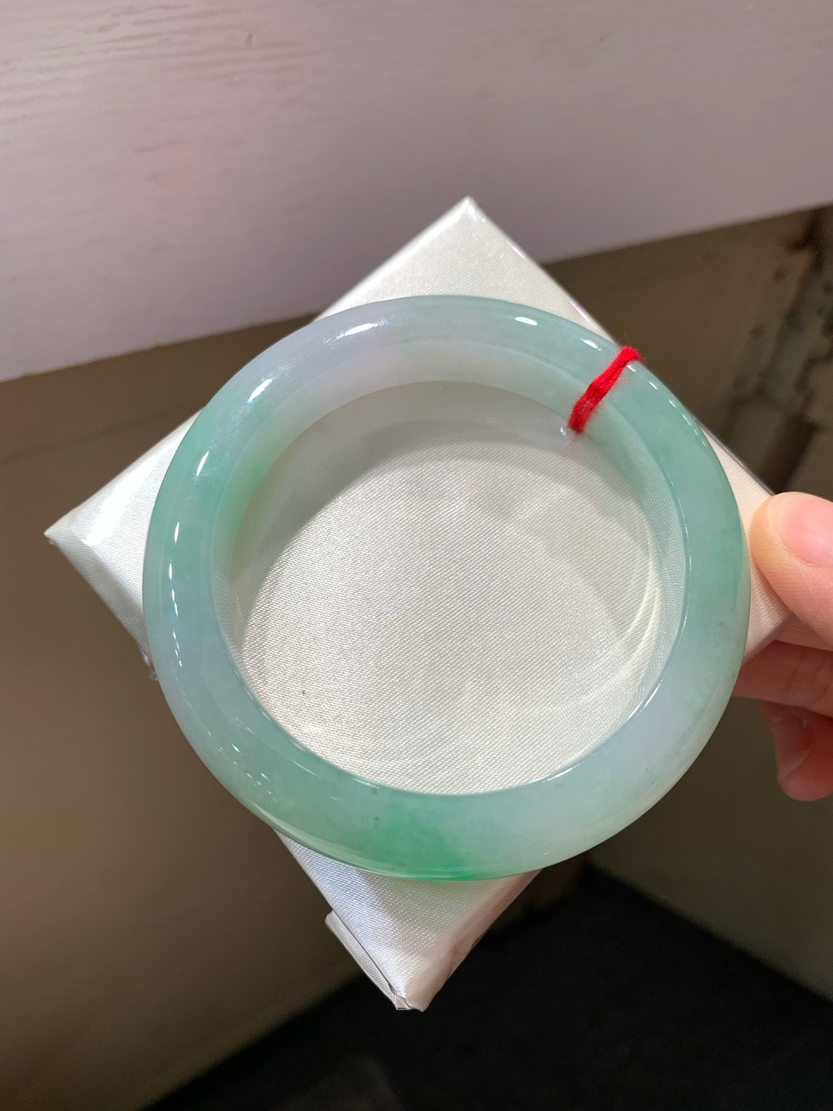 尺寸57/11.8/9.5 带色手镯
水润细腻 清新甜美