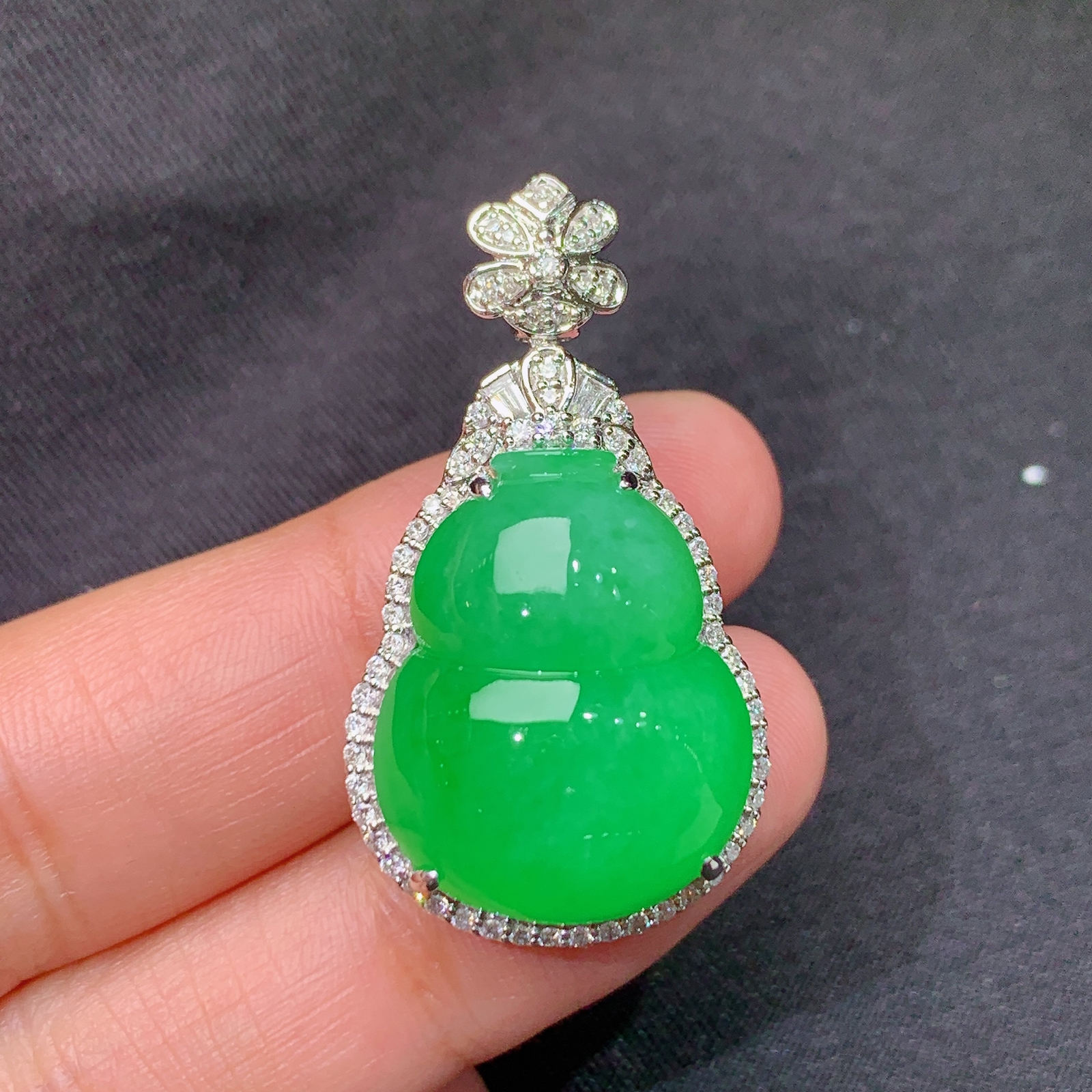 翠绿葫芦吊坠，18k金镶嵌，冰润色阳，玉质细腻，种水足，h6 尺寸35.5*19.6*12.7