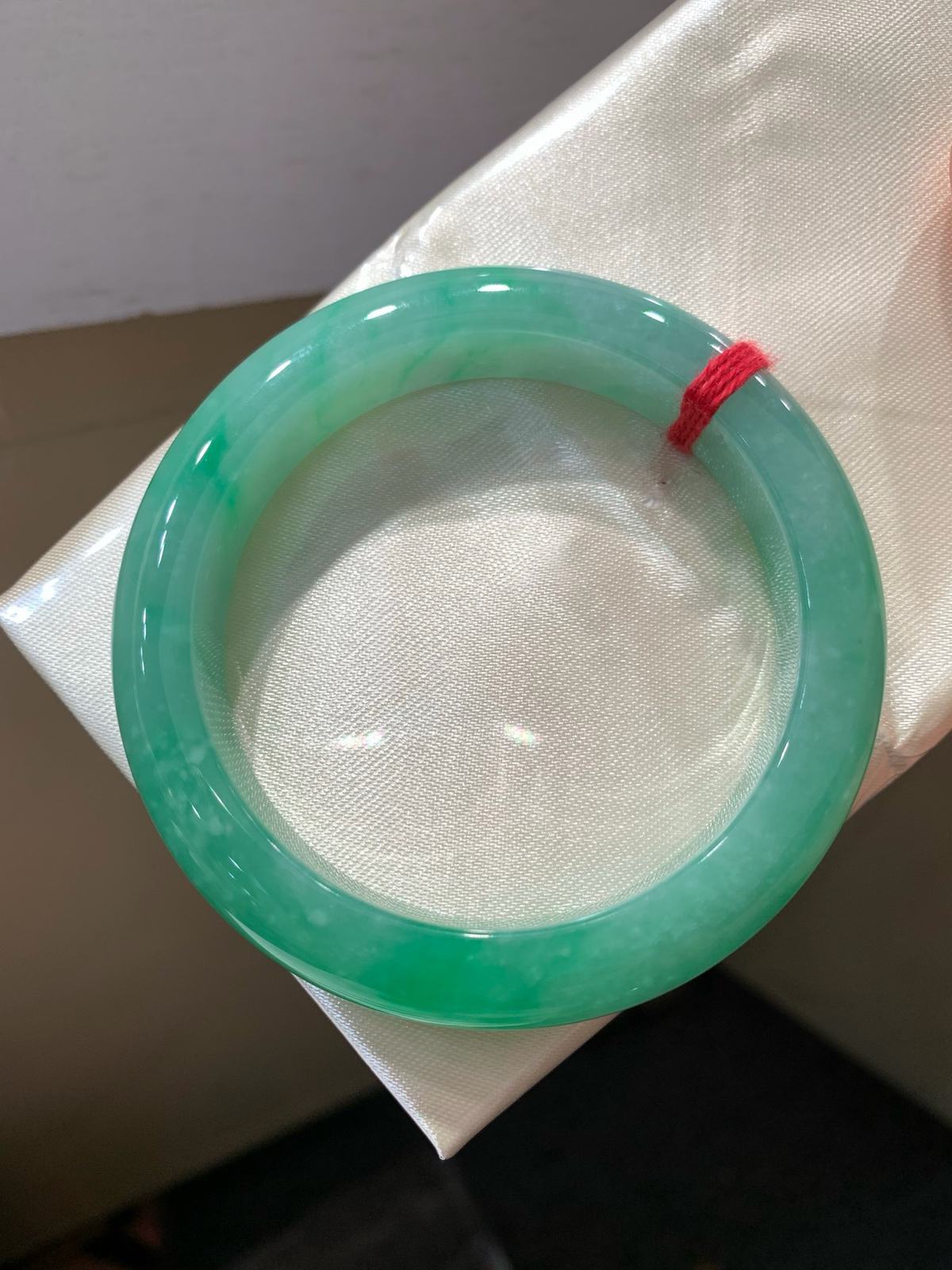 尺寸56.4/12.6/9.3，带色手镯
水润细腻 有种有色