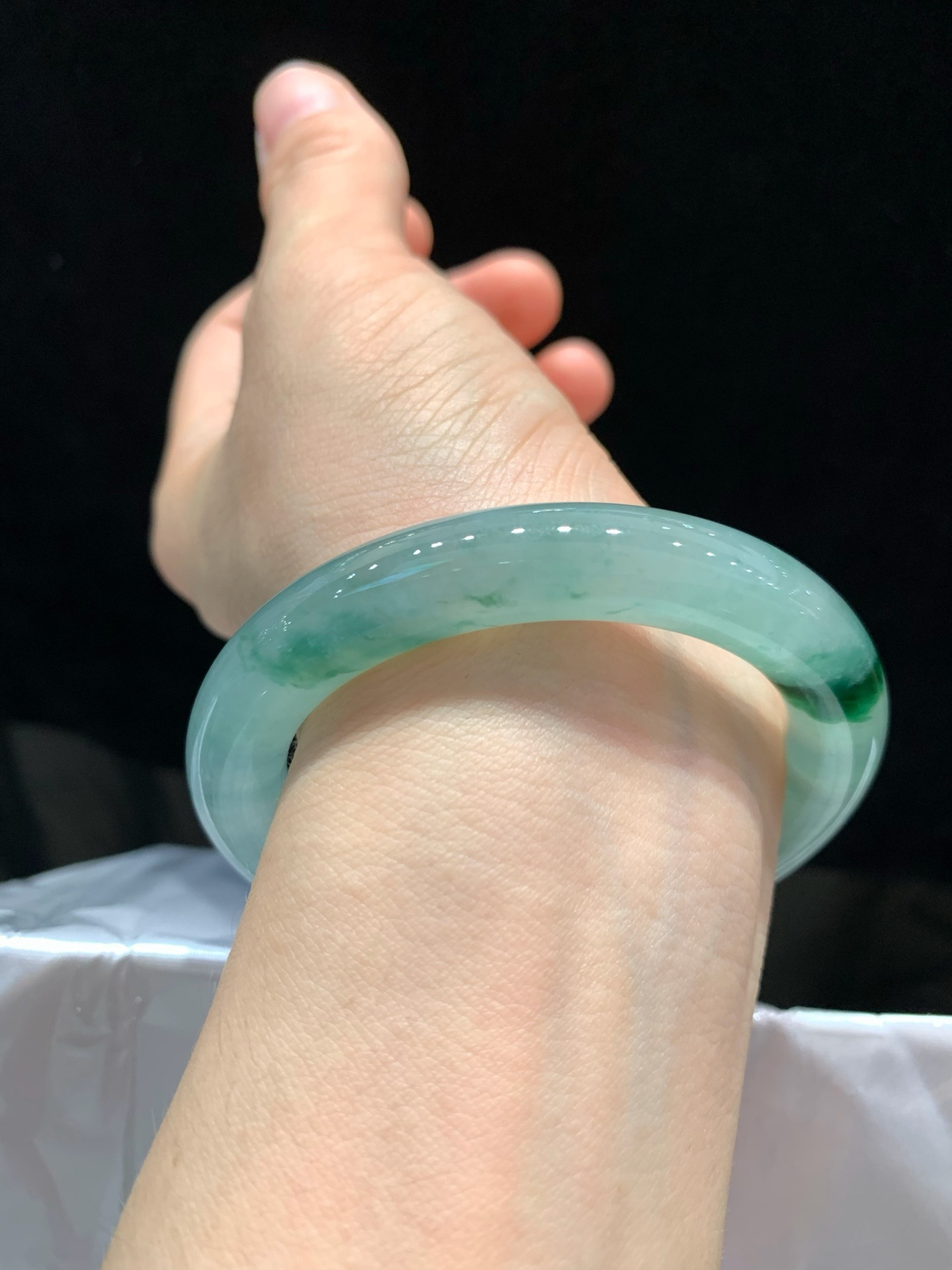 尺寸53.3/9.9，冰种飘花圆条手镯
冰透水润 清新甜美