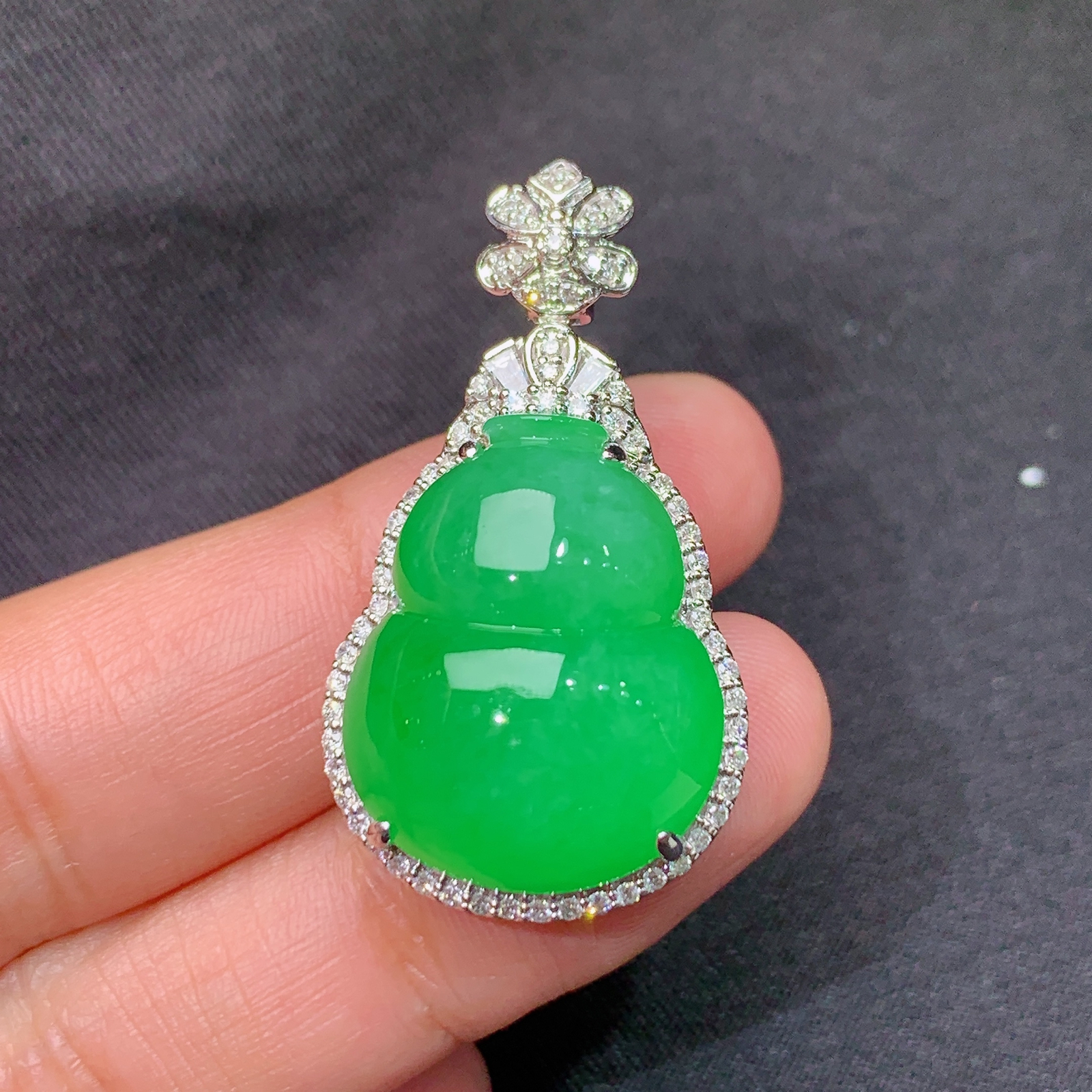 翠绿葫芦吊坠，18k金镶嵌，冰润色阳，玉质细腻，种水足，h6 尺寸35.5*19.6*12.7