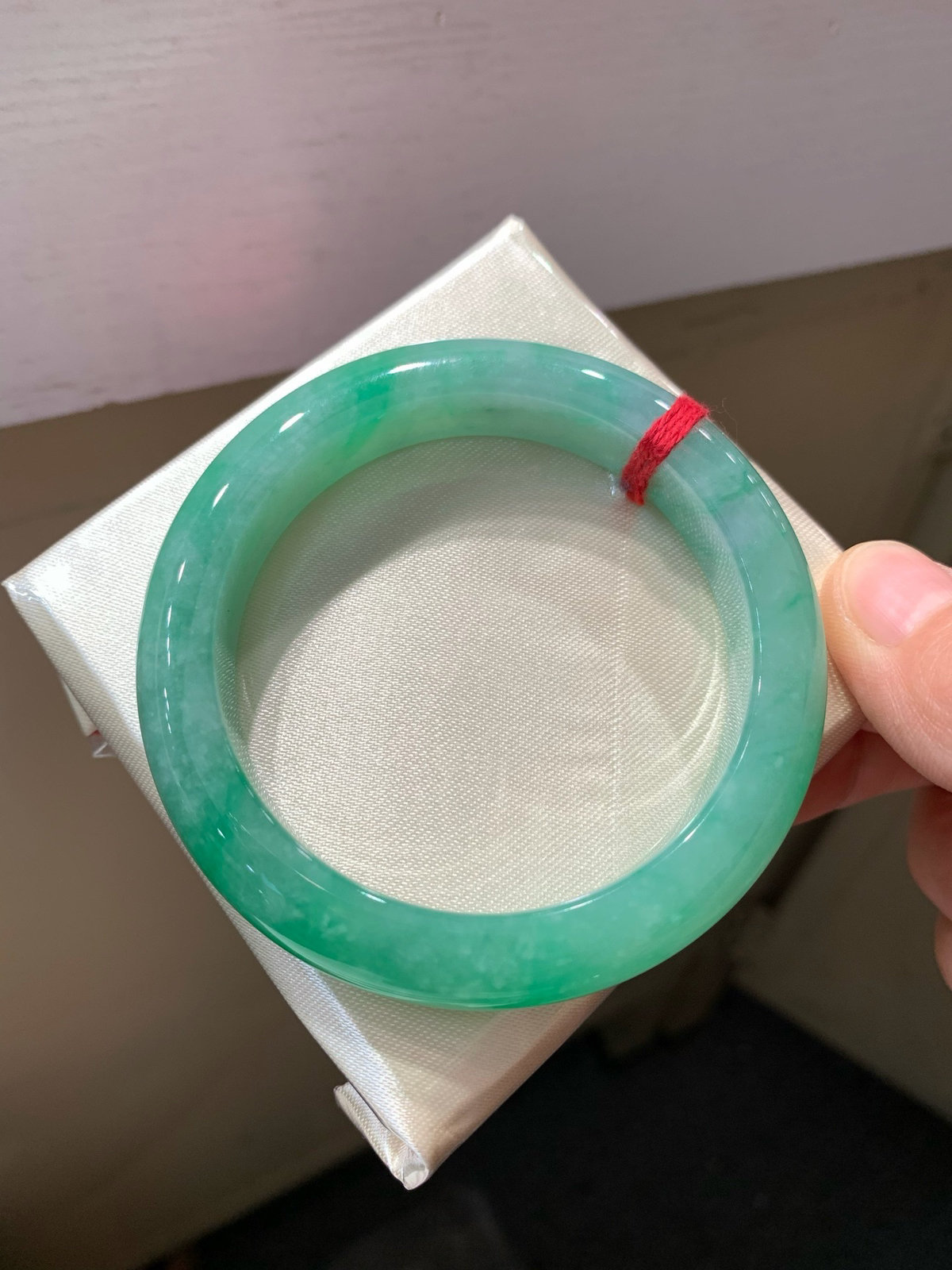 尺寸56.4/12.6/9.3，带色手镯
水润细腻 有种有色
