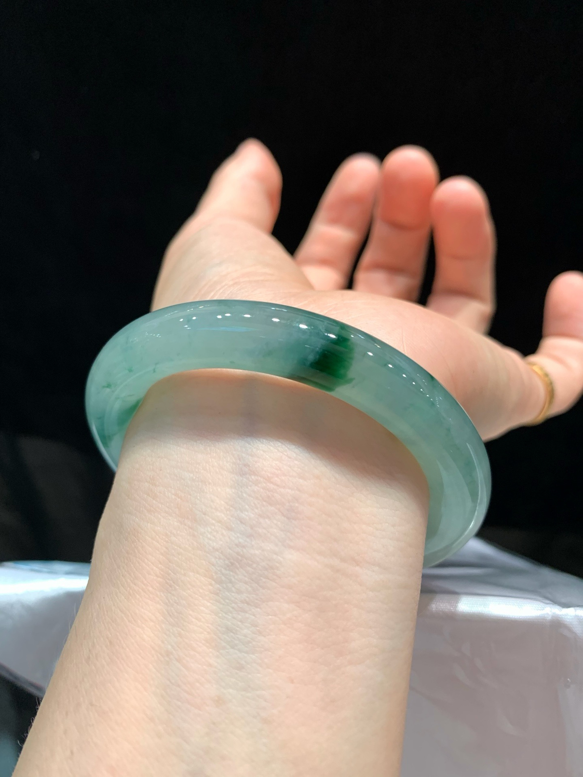 尺寸53.3/9.9，冰种飘花圆条手镯
冰透水润 清新甜美