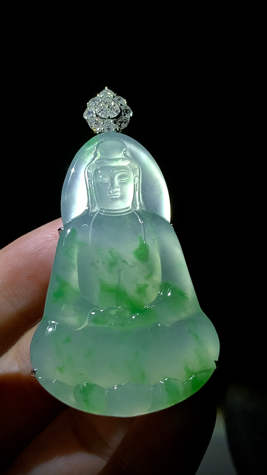 【观自在】，绿花观音菩萨，
裸石56-34-4mm，
整体66.6-34-10.5mm，26.75g，
18K金，南非钻，