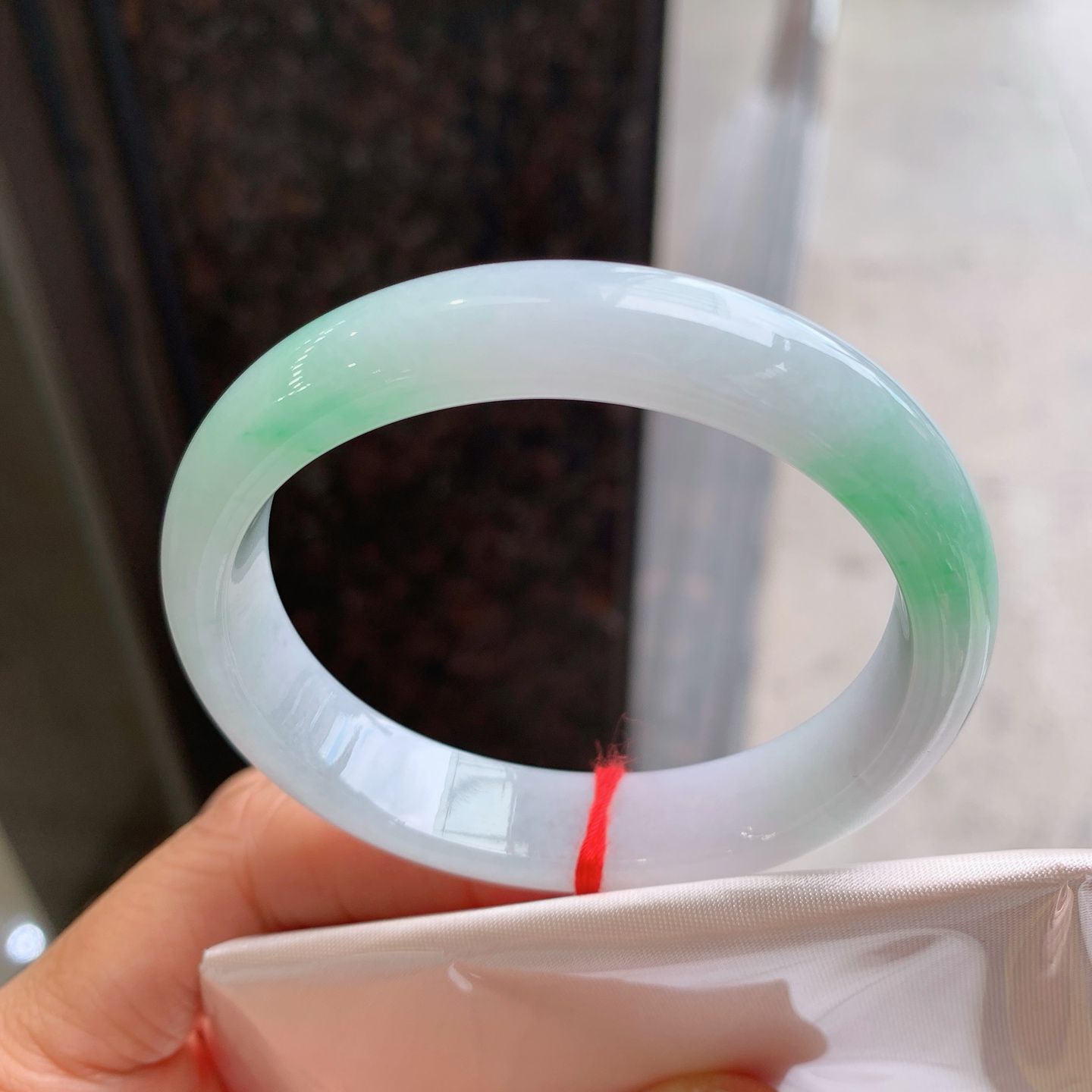 贵妃飘绿 有纹 尺寸：54.6/48/12.2/7 细腻