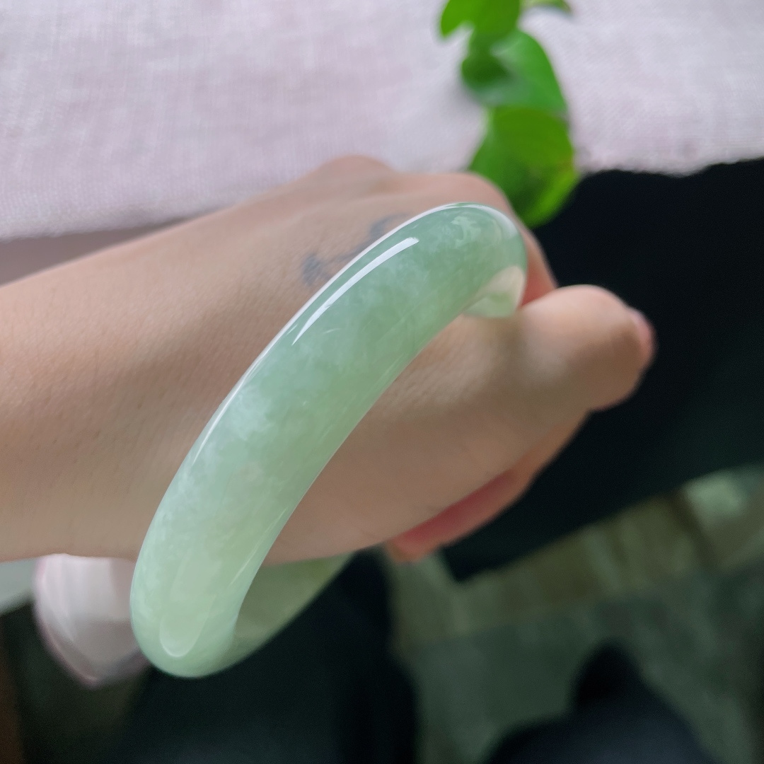 56.2/12.2/9.3，满圈浅豆绿正圈，色泽均匀淡雅，水头温润柔和，色调清爽不挑肤色，日常佩戴朴素耐看，尽显玉石温润内敛的质感。晶体棉。ss54975a