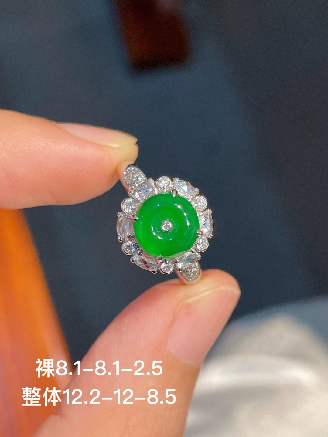 ️阳绿扣子戒指 无裂 18k金镶嵌，8.1-8.1-2.5