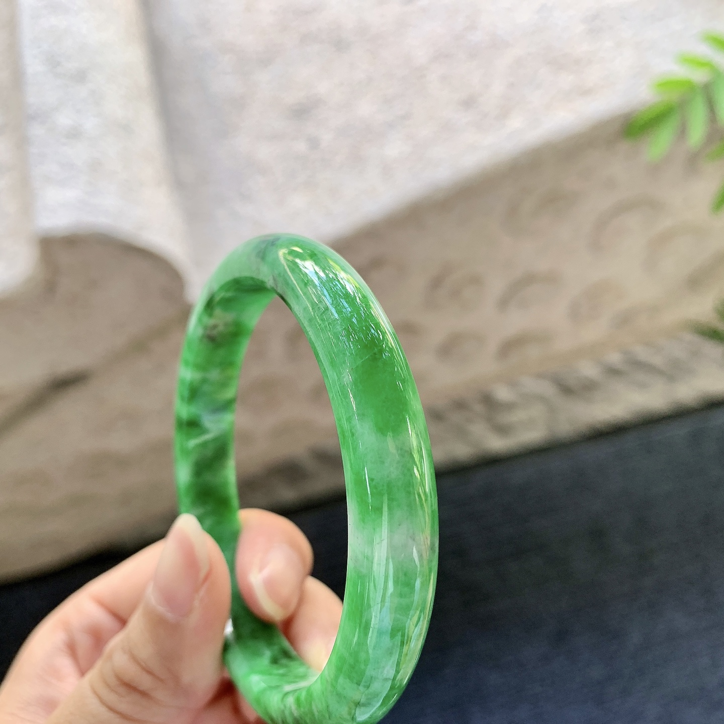 正圈55 55【圈口】55.2/9.8/7【编码】BA070418【描述】辣绿，水润，种老，细腻，打灯有纹线