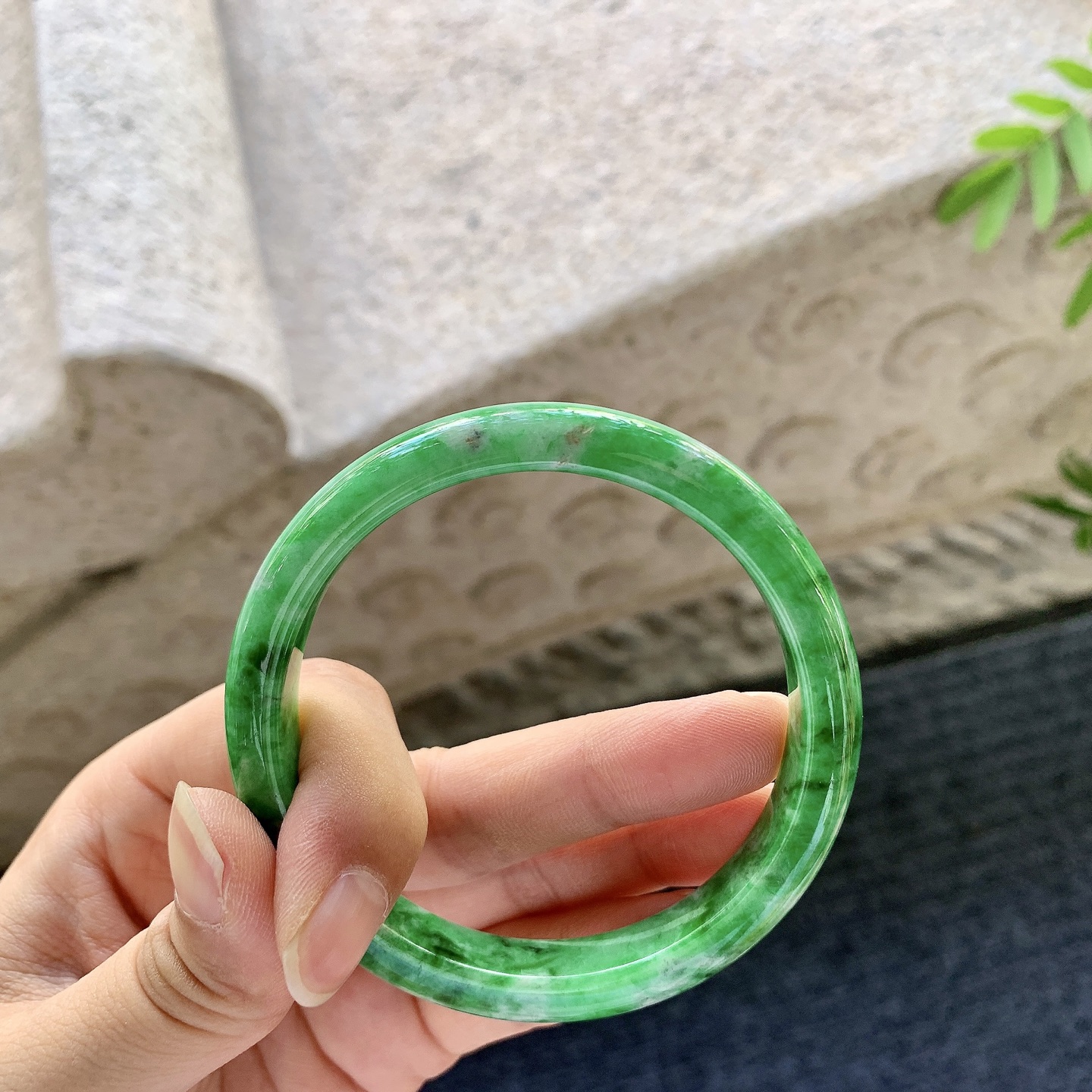 正圈55 55【圈口】55.2/9.8/7【编码】BA070418【描述】辣绿，水润，种老，细腻，打灯有纹线