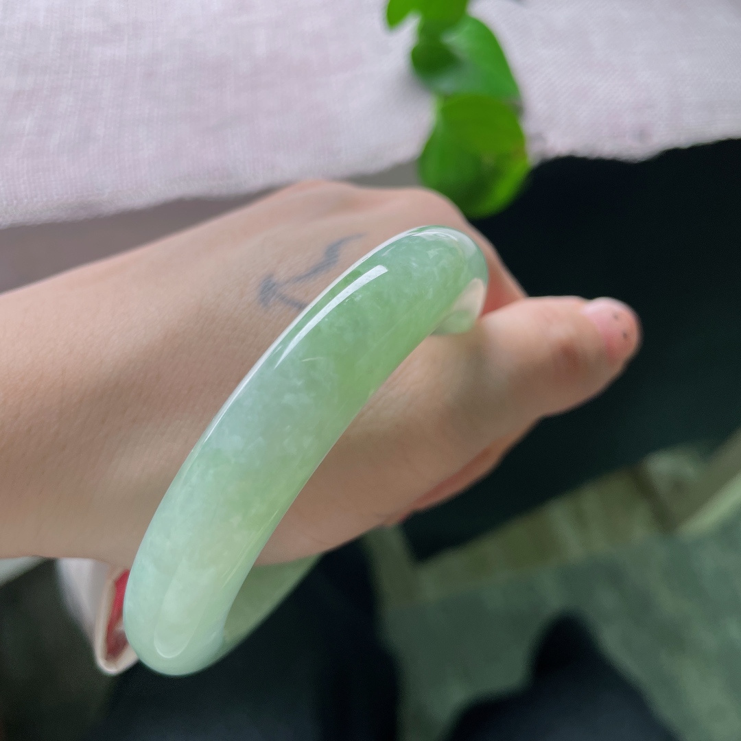 55.3/12.1/9.5，浅绿色正圈，晶体纹，浅翠如玉间藏新芽嫩色，温润鲜活盛满春日生机。ss54974a