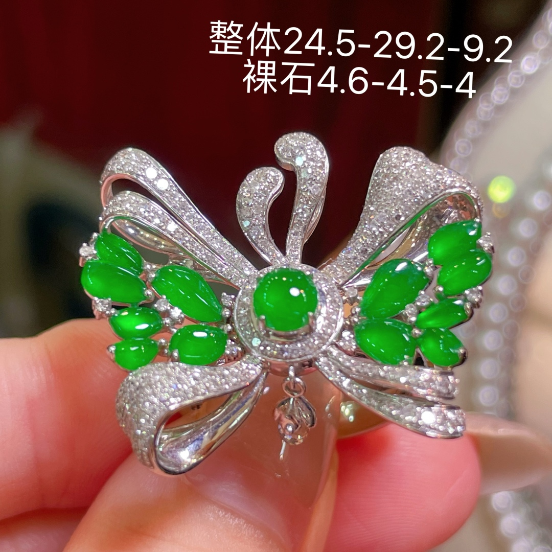 翡翠A货 蝴蝶戒指/蝴蝶胸针 阳绿满色，料子冰润细腻，种老起光，18k金镶真钻，上身佩戴效果很好 