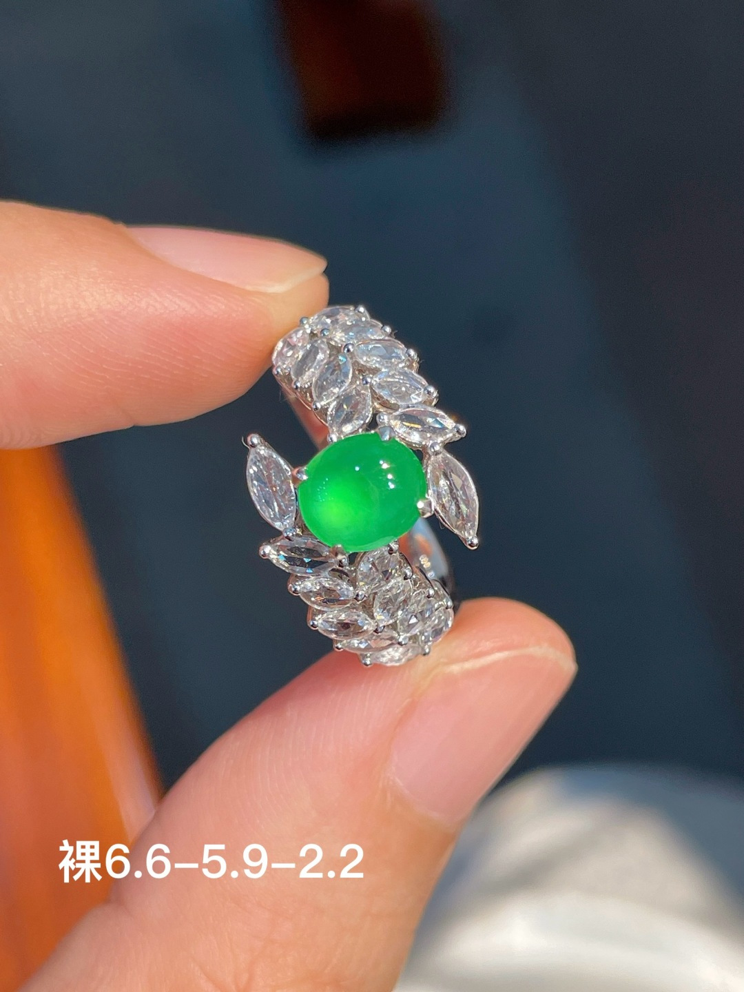 ️阳绿蛋面戒指 无裂 18k金镶嵌，6.6-5.9-2.2