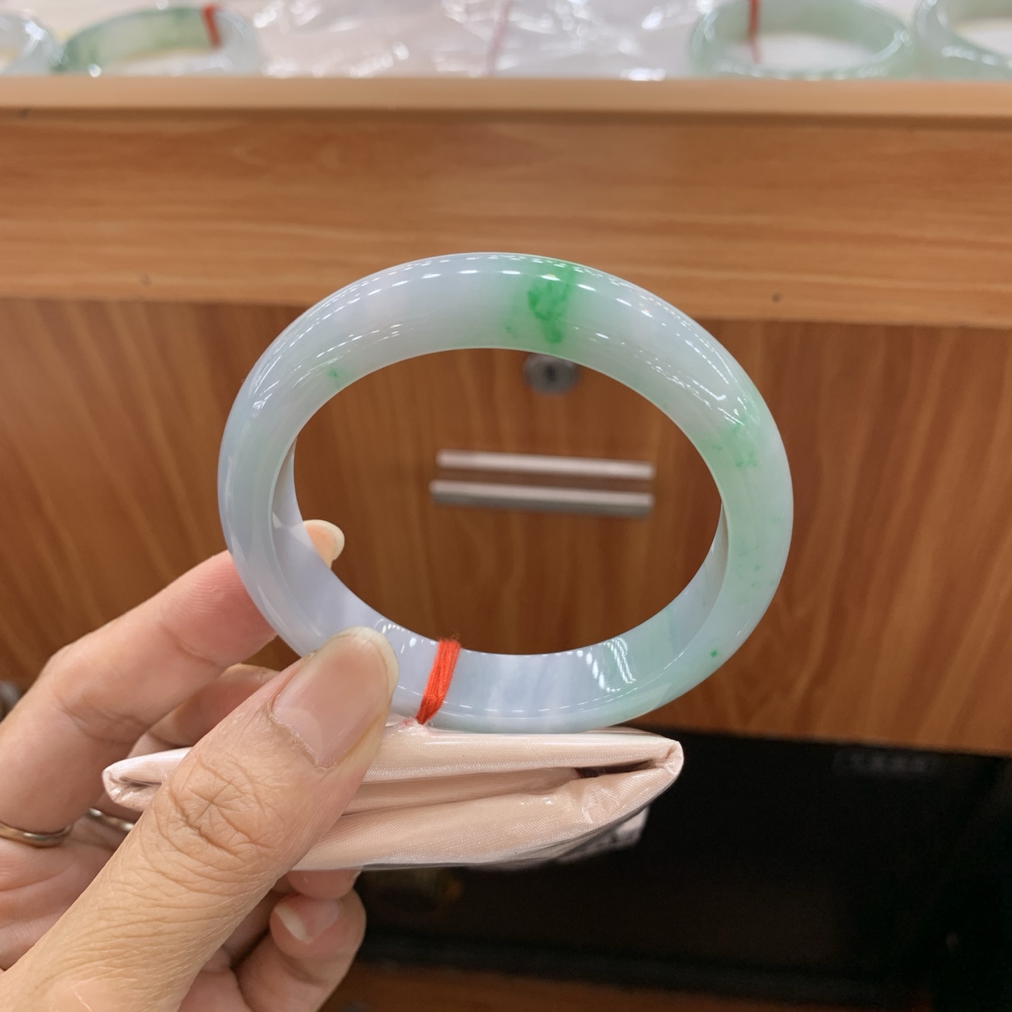 070208MMJ 飘绿正圈翡翠手镯 56.6-12.7-8.3