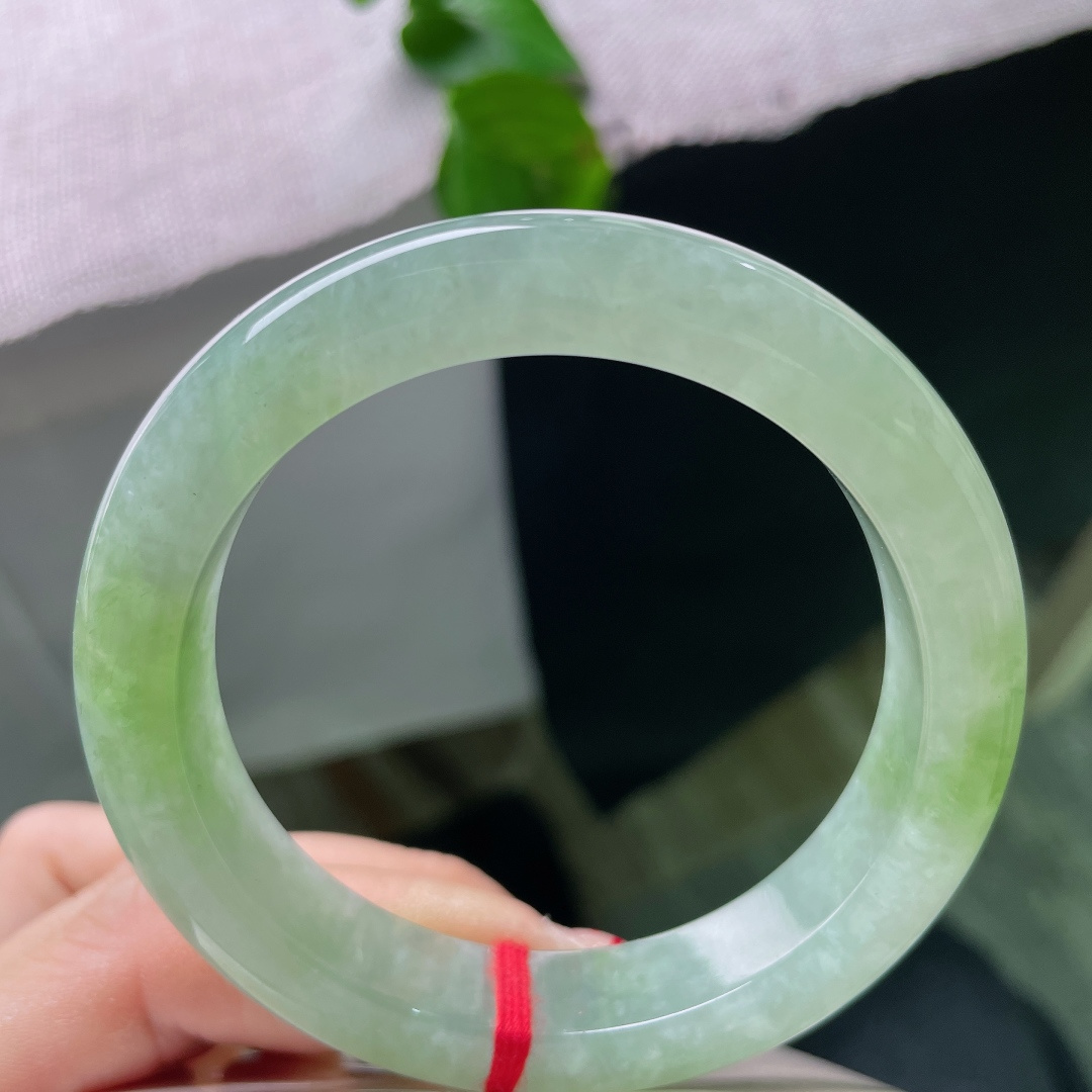 55.3/12.1/9.5，浅绿色正圈，晶体纹，浅翠如玉间藏新芽嫩色，温润鲜活盛满春日生机。ss54