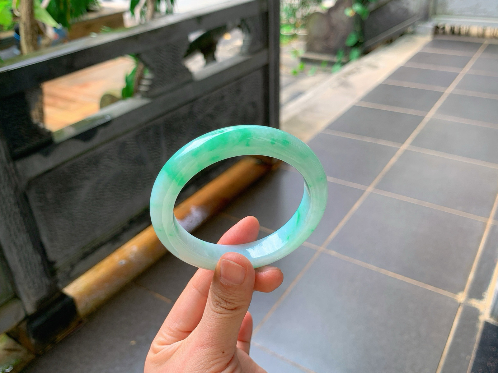 ｜57圈口
阳绿飘花翡翠镯
冰润清透的底色，一抹正阳绿明艳灵动
浓淡相宜，灵气十足，上手显贵气又