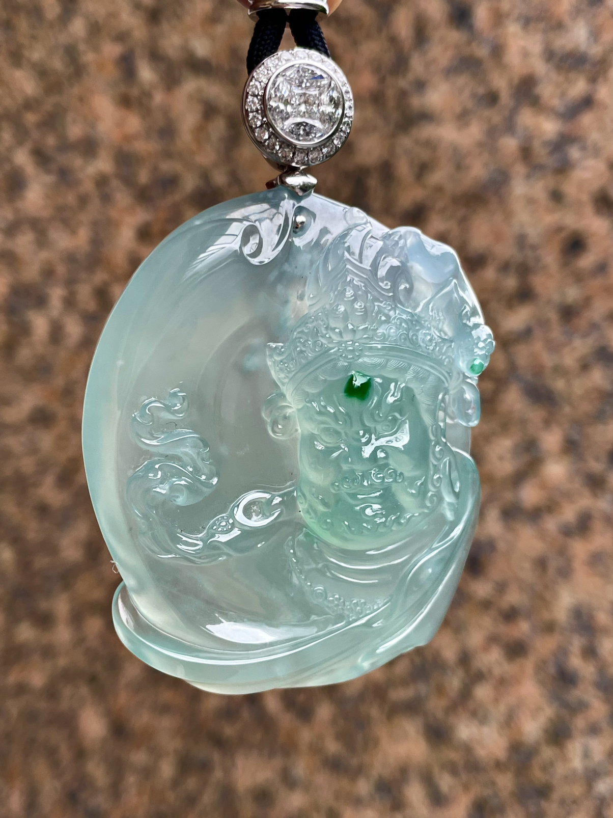 【冰种天空蓝黄财神】名师工艺，辣绿色锦上添花，名师工艺，珍藏品质。很厚装很大件，颜色浓郁纯正。18k