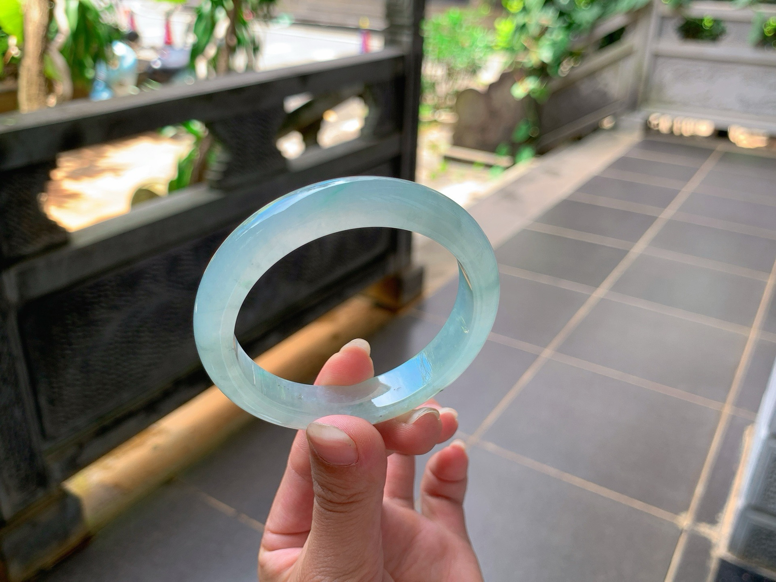 ｜55圈口
冰晴底，飘丝丝绿花，有小美人痣，胶透性，素雅清新
