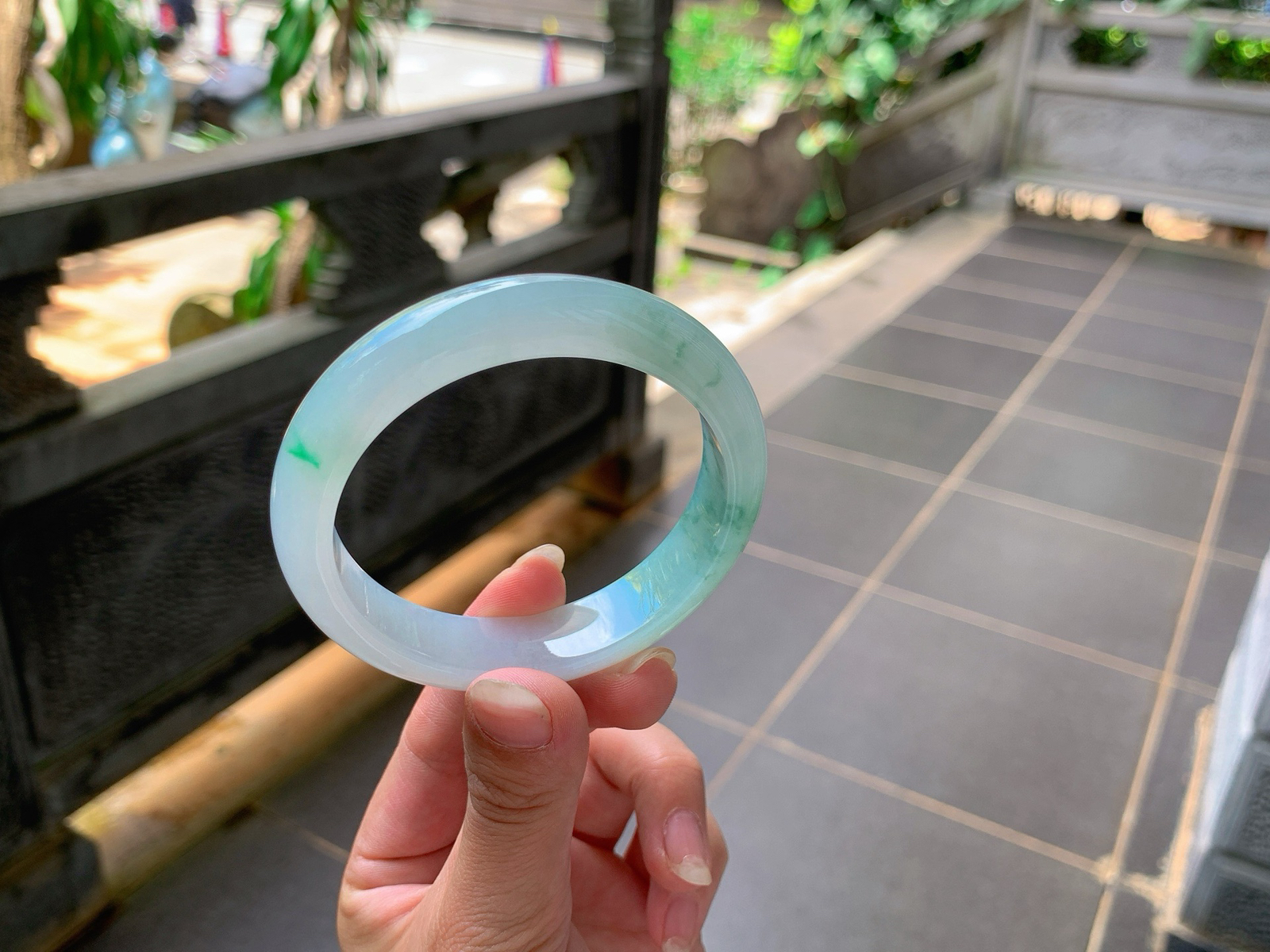 ｜55圈口
冰飘花翡翠手镯，绿花灵动飘逸，附带一抹金丝绿，更显娇俏动人，底妆冰冰透透胶胶的