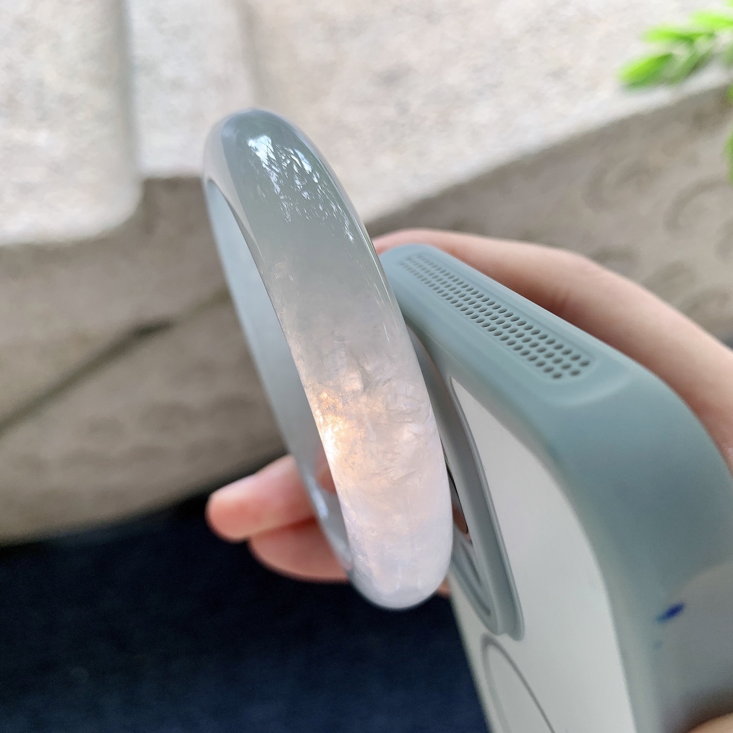 正圈55 56【圈口】56.2/13/8.5【编码】AD070503【描述】糯冰底色，水润，种老，细腻，打灯有絮线