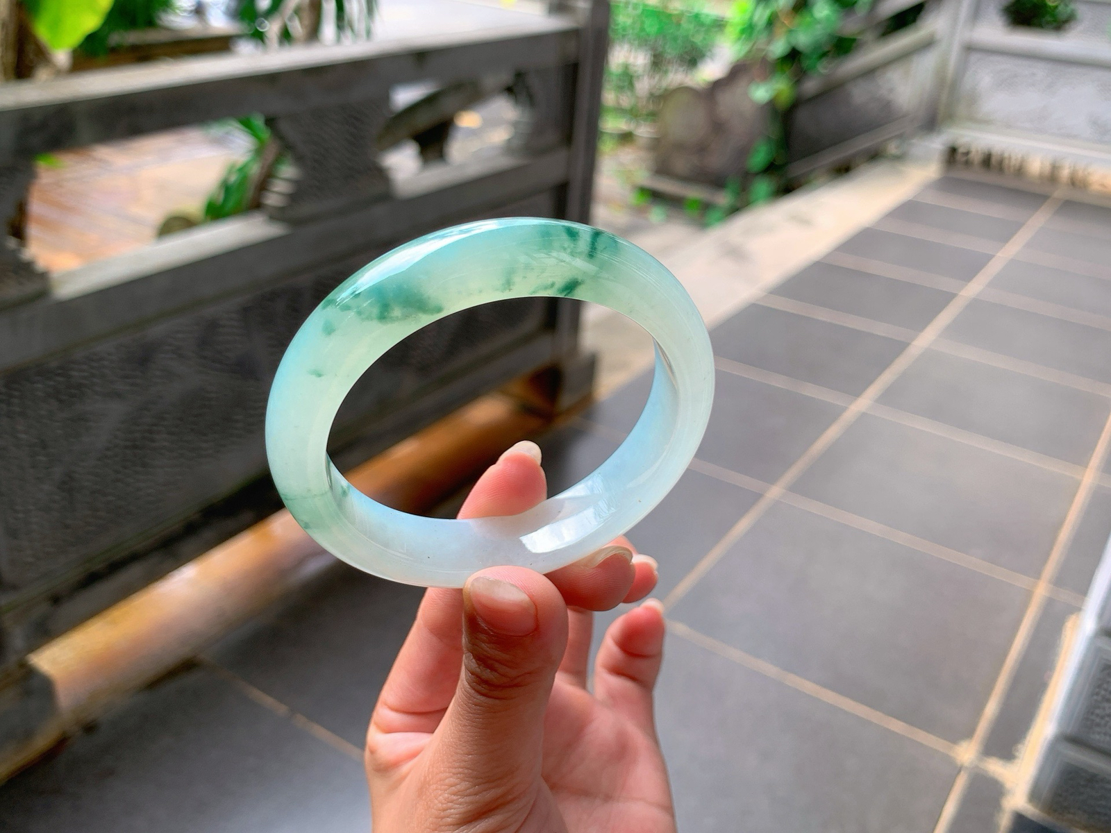｜57圈口
冰飘花翡翠手镯，飘绿花，花色清新明亮，种老冰润，灵动可爱，小清新风格简约时尚