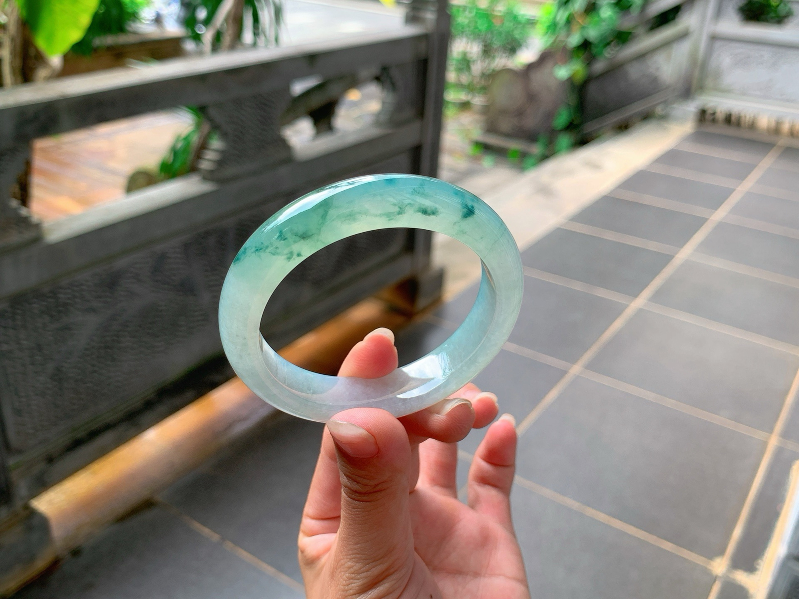 ｜55圈口
冰飘花翡翠手镯，绿丝丝花灵动飘逸，水汪汪的，清透自然，
