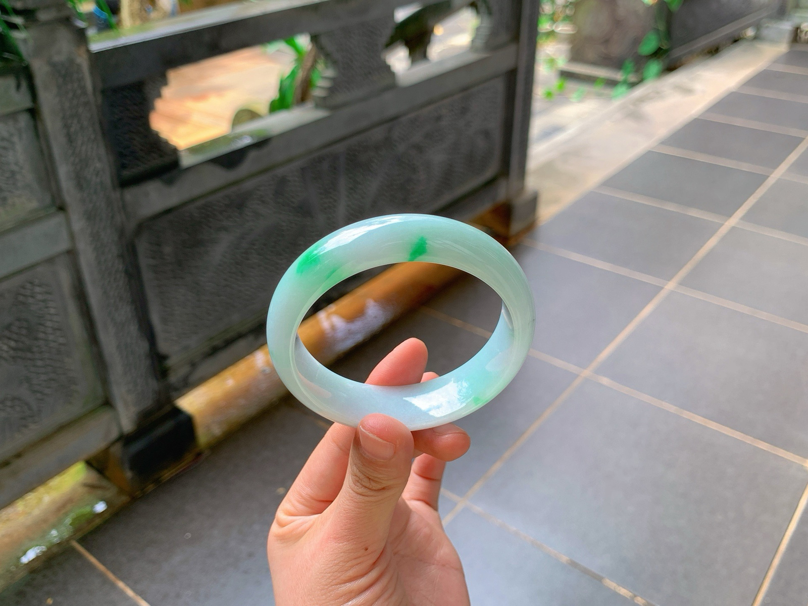 ｜59圈口
糯种飘正阳绿翡翠正装镯
底子温润细腻，几抹翠色灵动点缀其上，鲜活清爽不张扬，