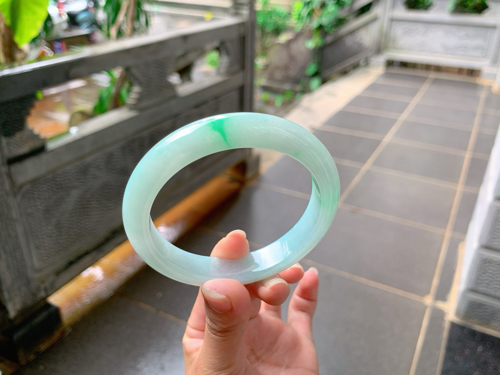 ｜62圈口
白底青，带底色，一抹绿点缀其间，翠绿如丝，优雅端庄，温润大方